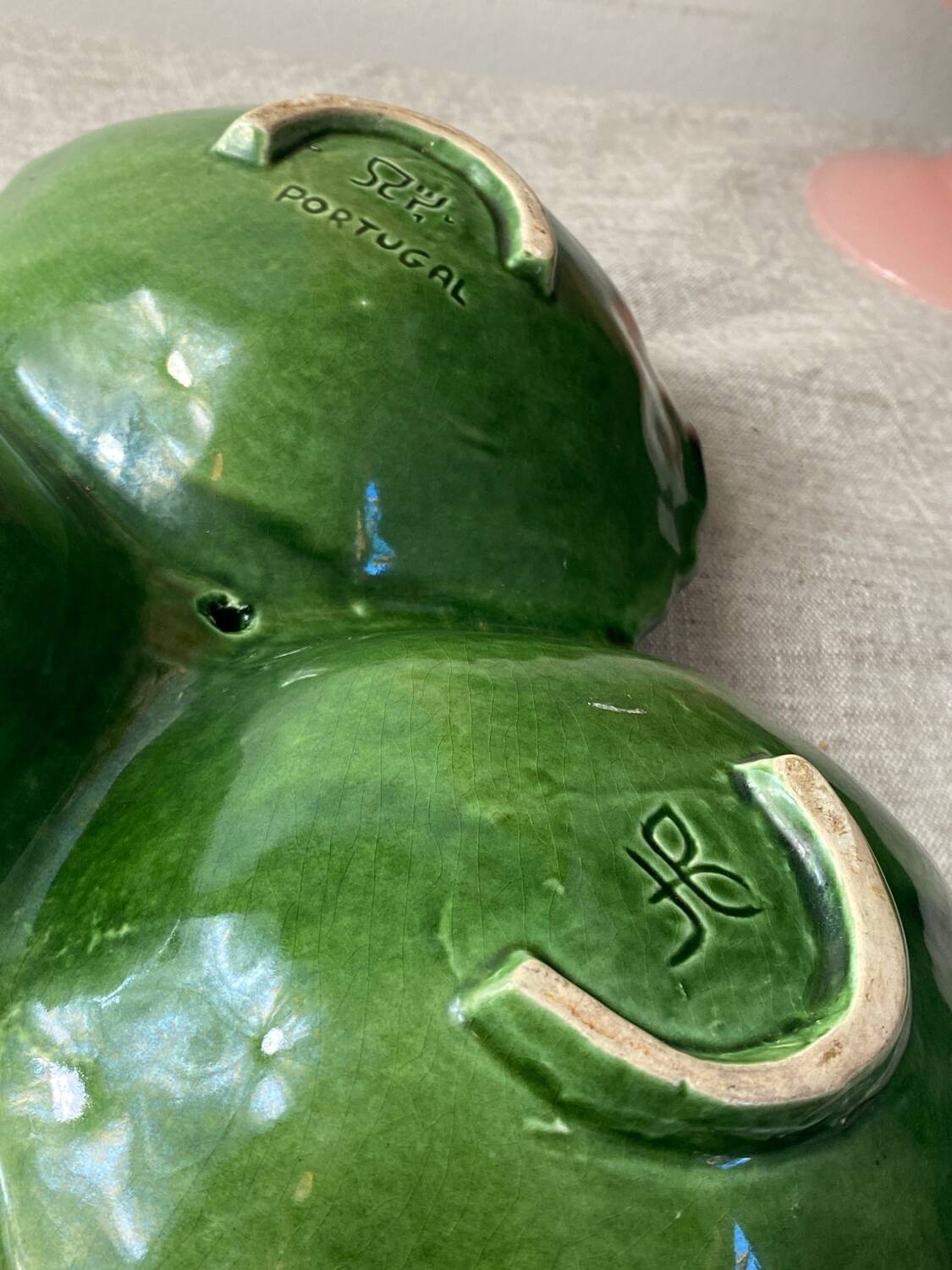 Cabbage leaf serving dish in majolica