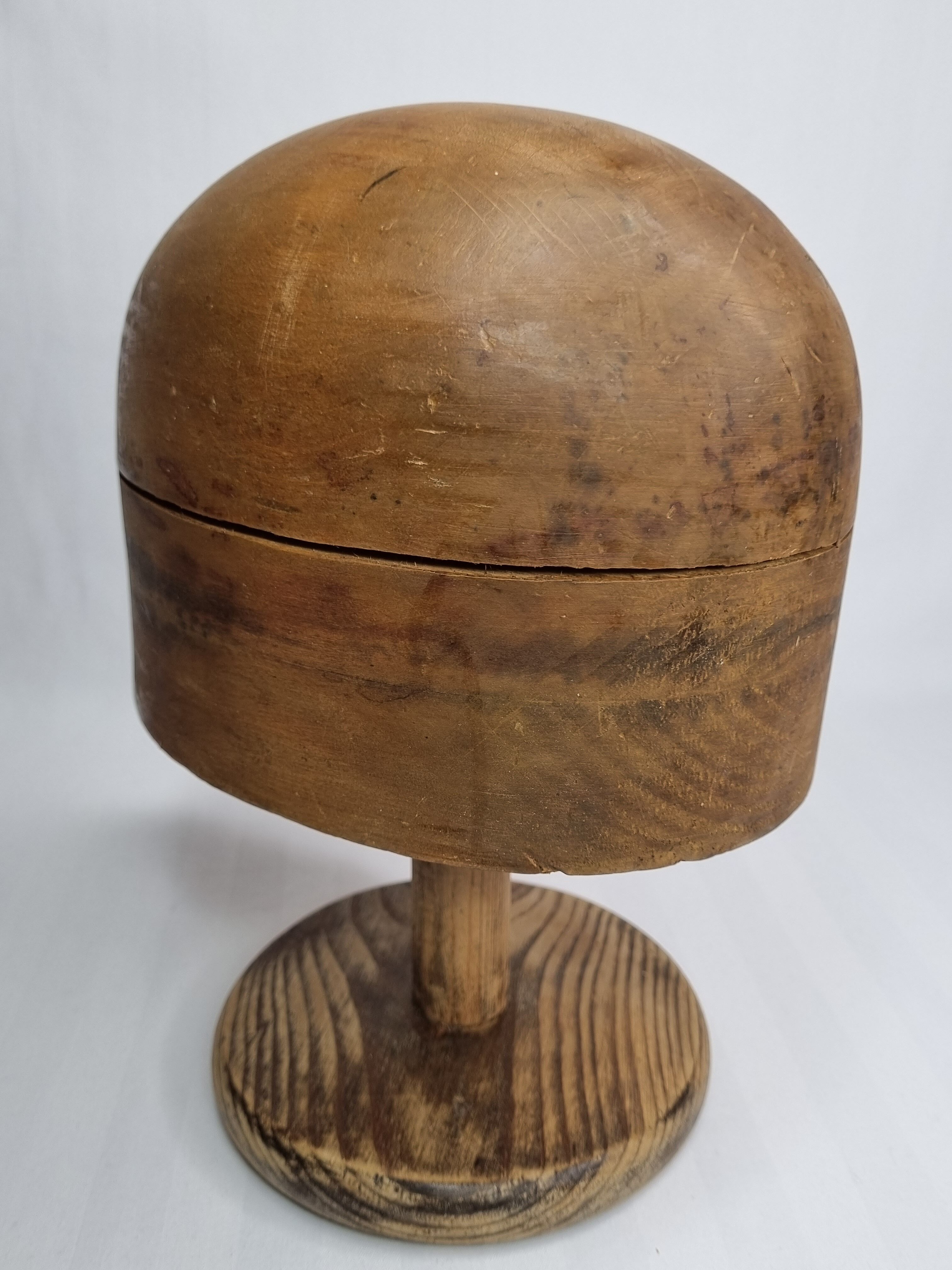 Forme à chapeau en bois ancienne sur pied, 1900