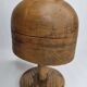 Forme à chapeau en bois ancienne sur pied, 1900