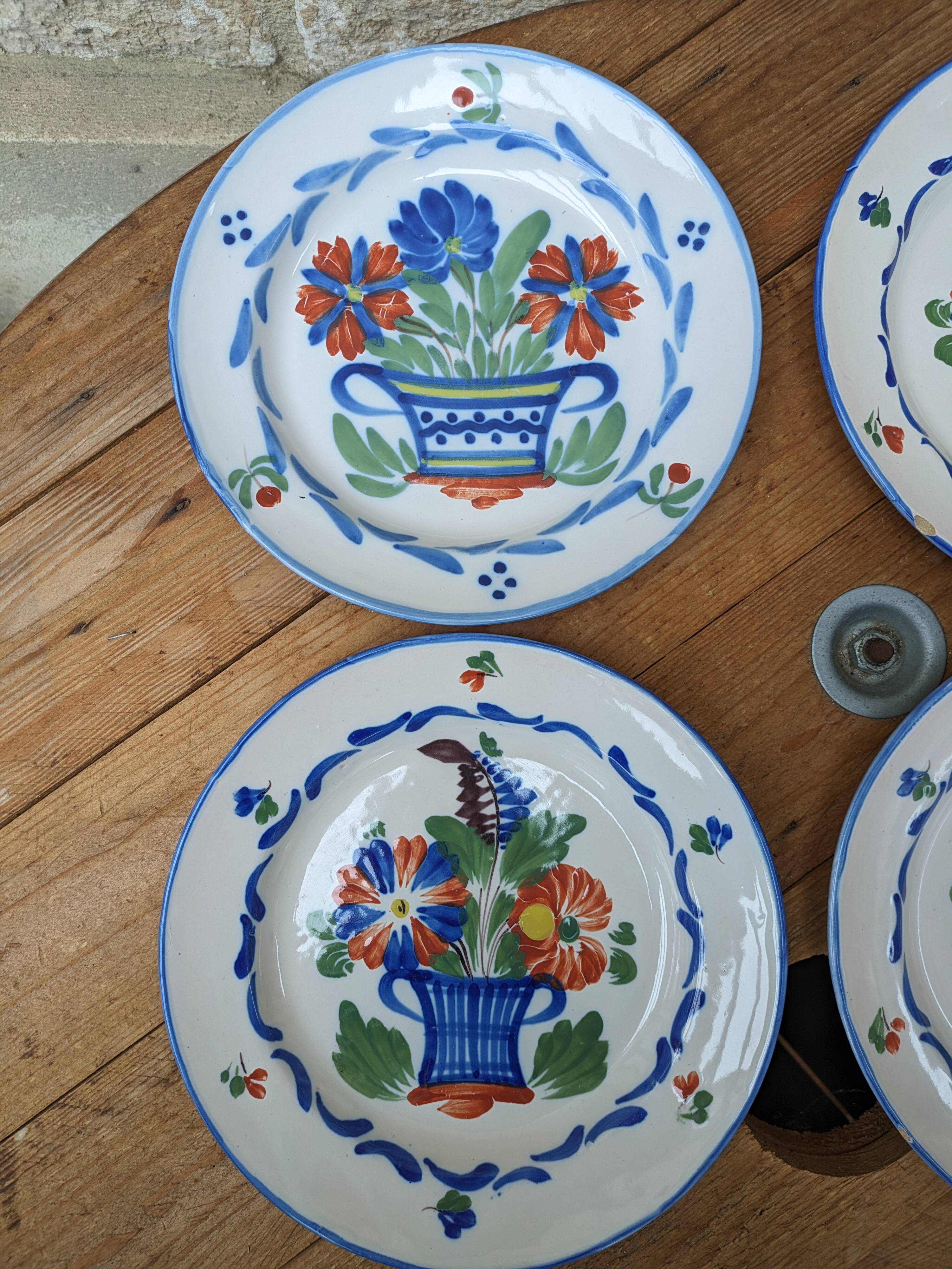 Set of 4 old Saint Clement plates with bouquet of flowers