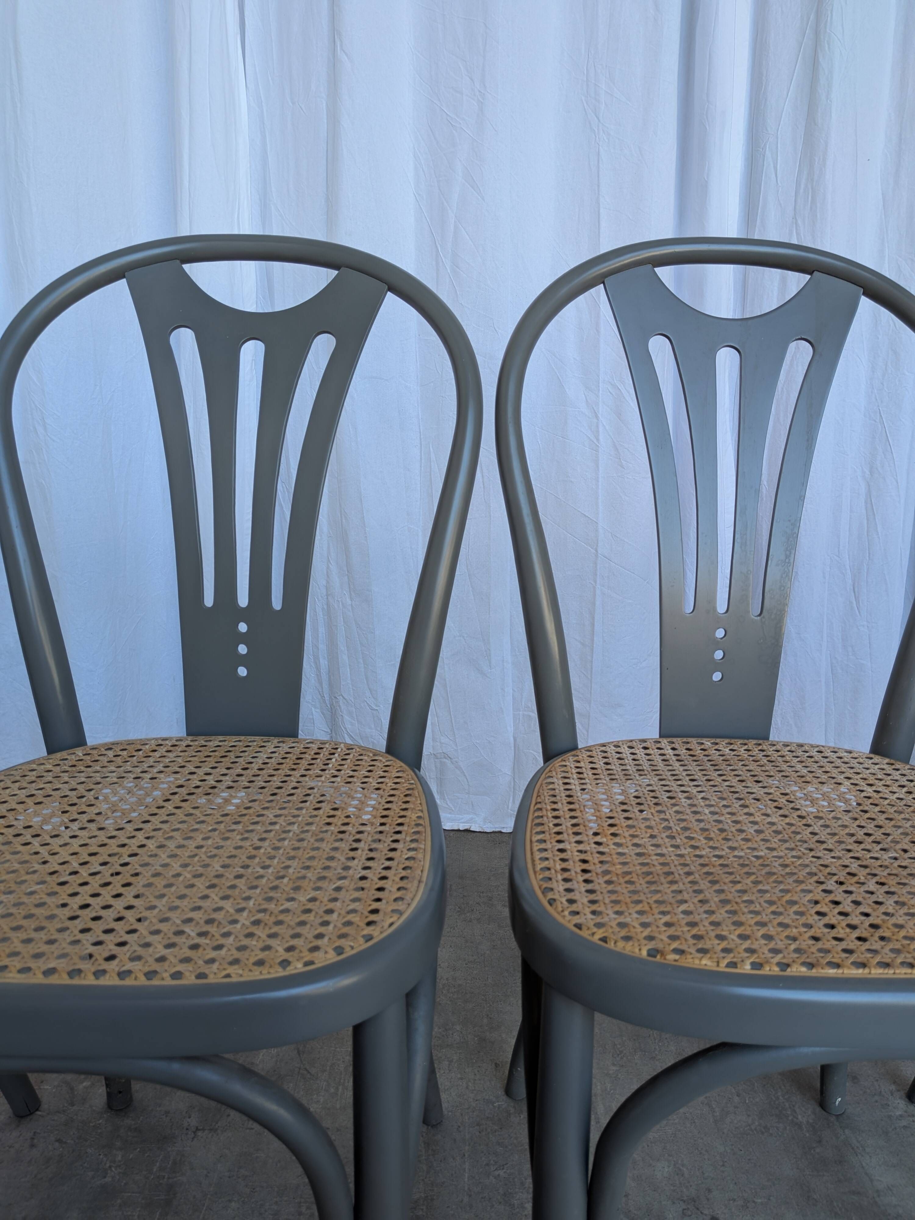Ensemble de 6 chaises de salle à manger vintage grises en bois cintré : style Thonet, assise en cannage.