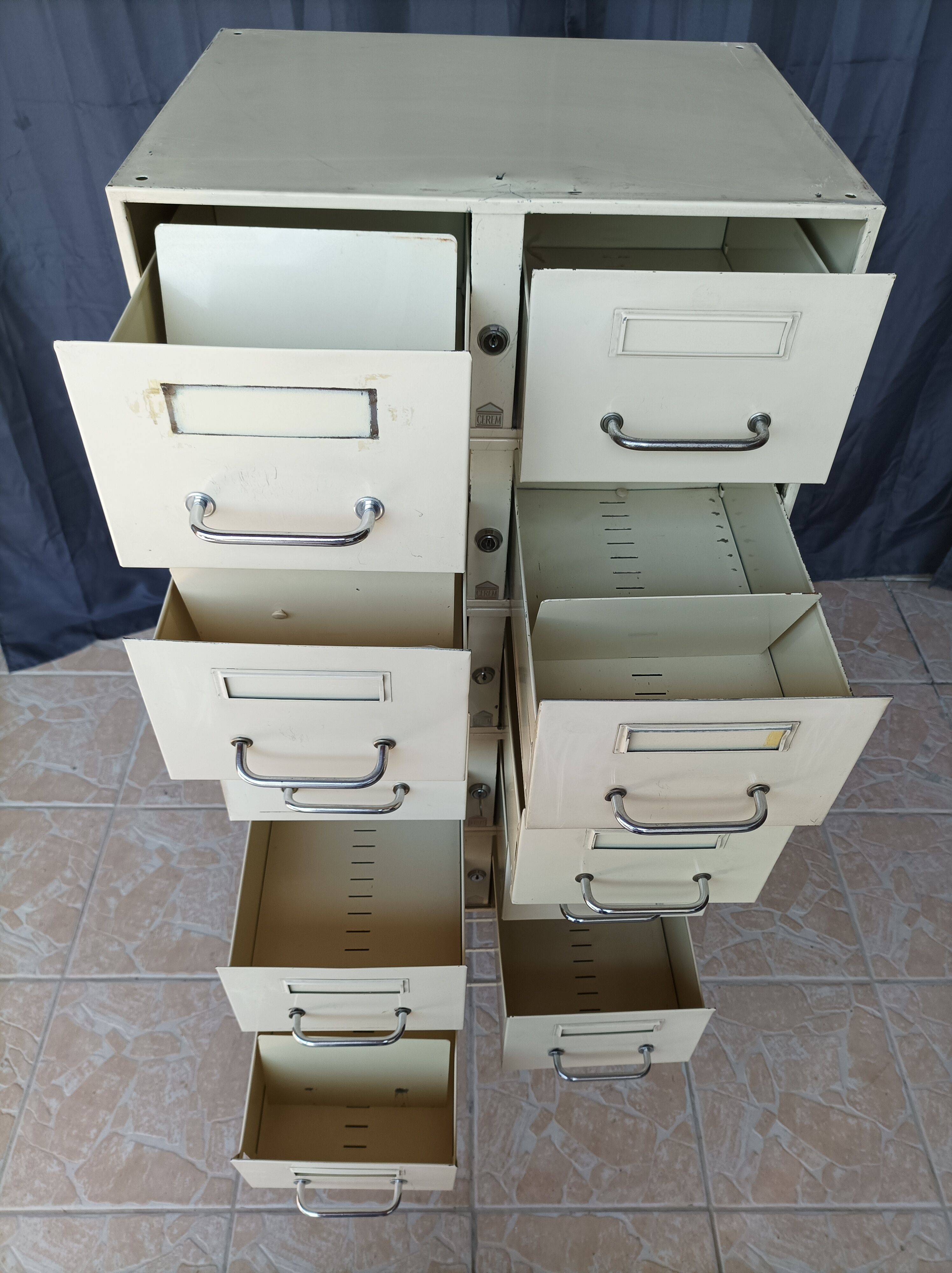 Cerem industrial locker service unit