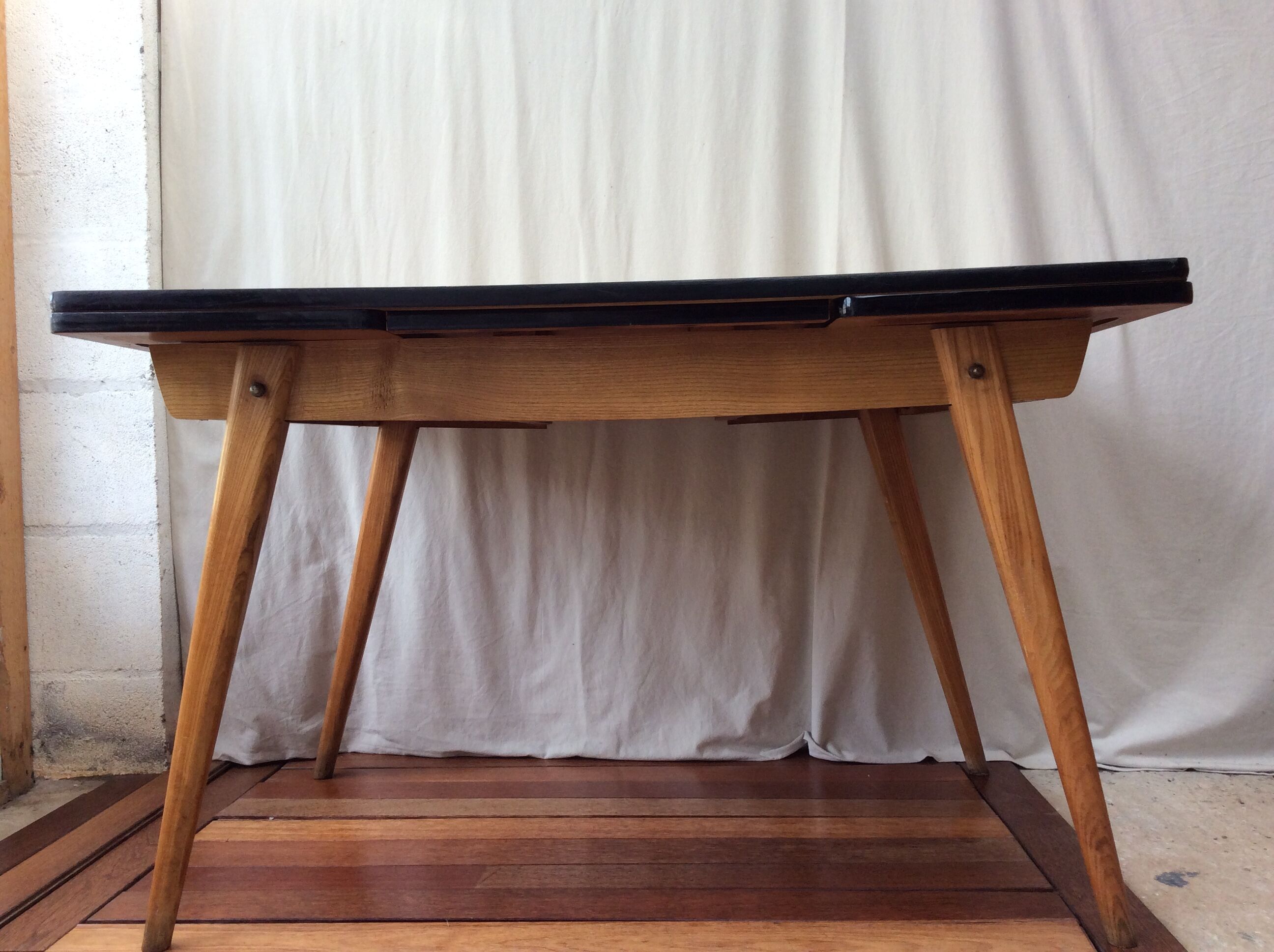 Table en bois et formica pieds compas