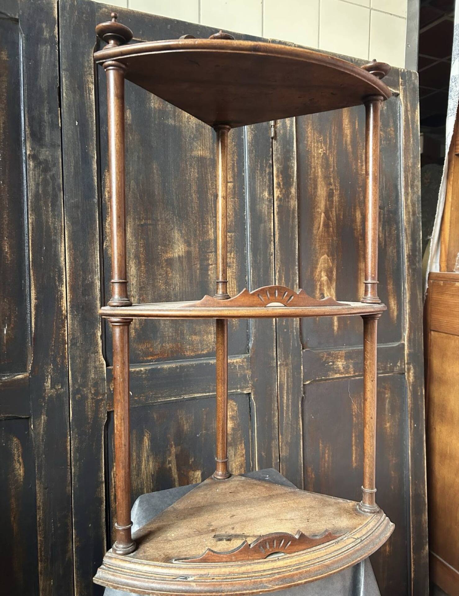 Small 19th-century corner shelf in walnut – beautiful cabinetmaking work.