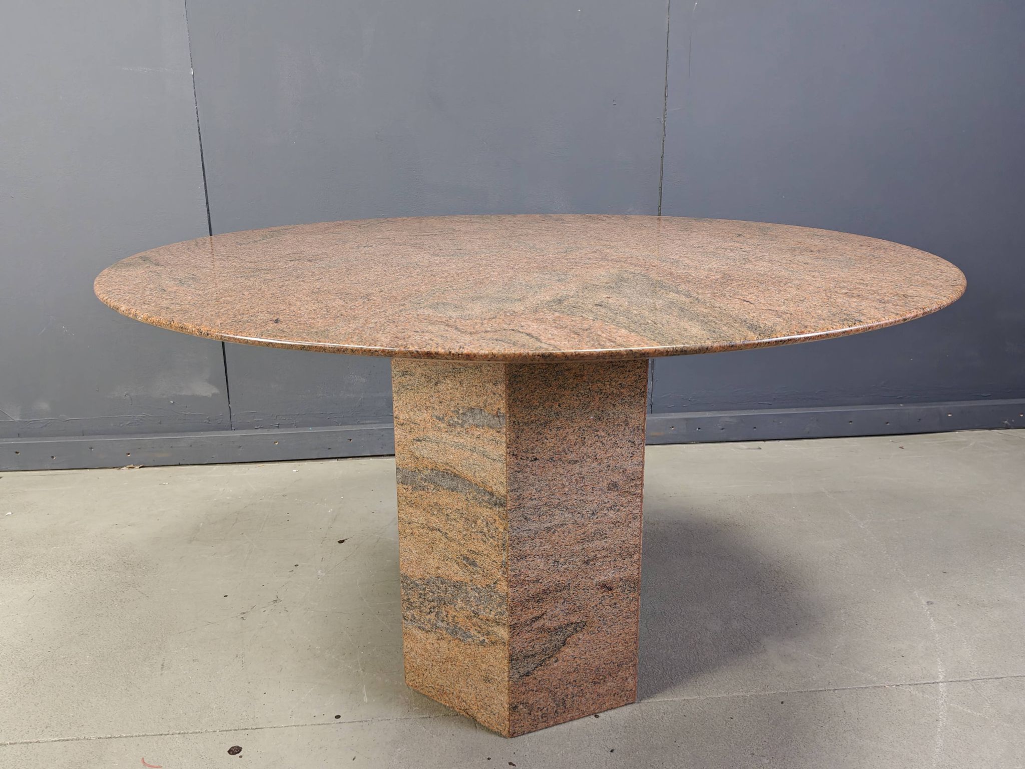 Table à manger ronde en granit vintage, années 1970