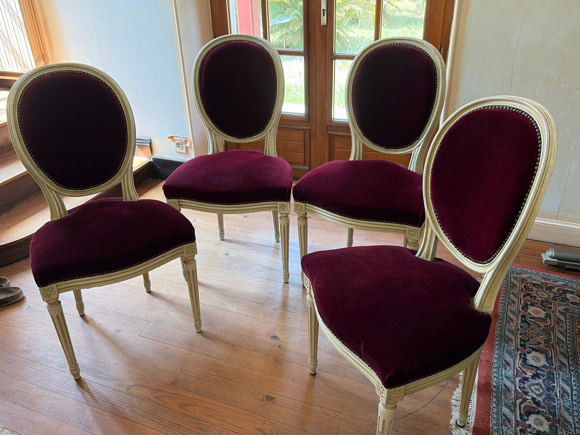 Lot de 4 chaises de salon capitonnées de velours grenat