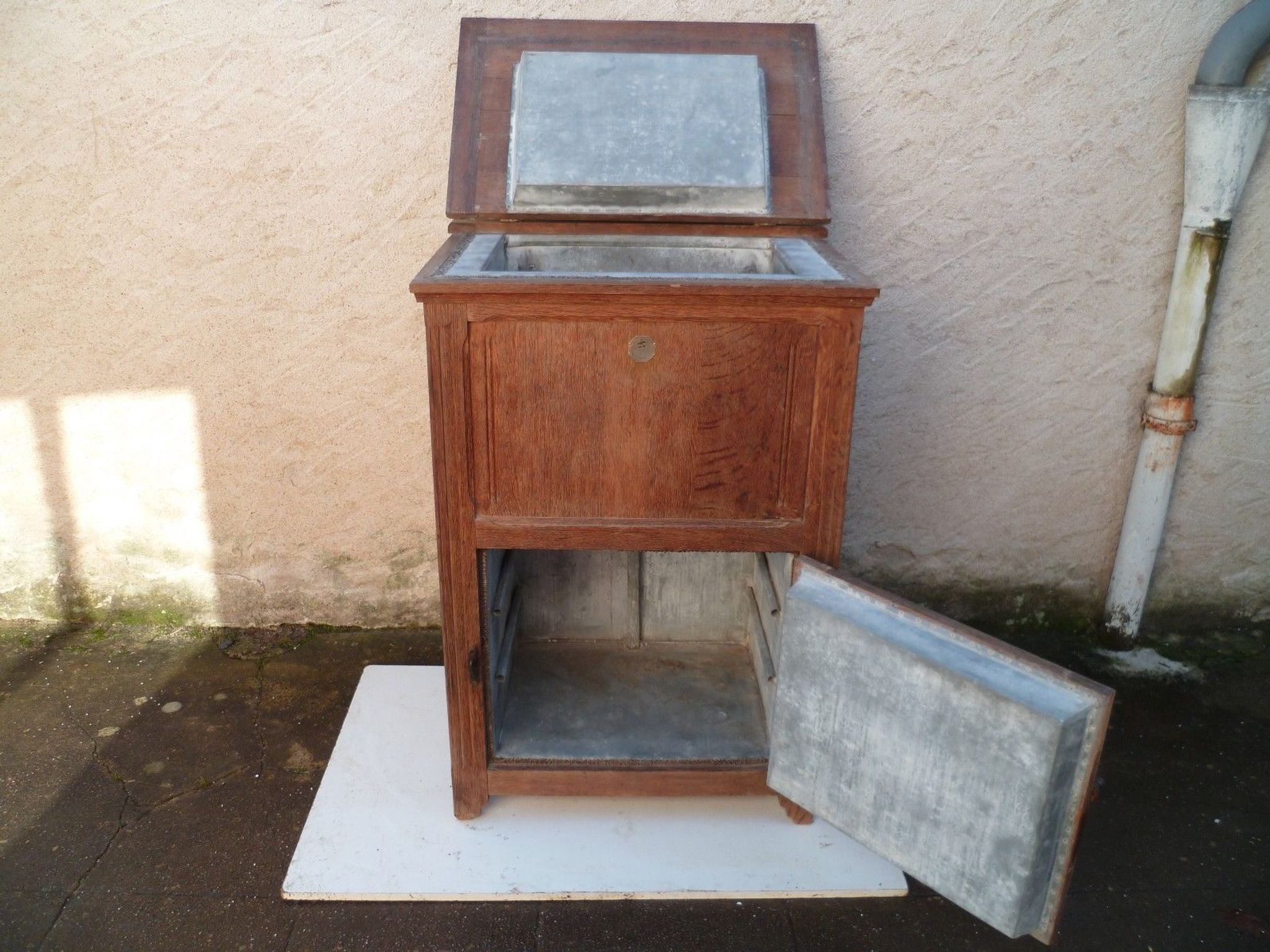 Furnished cooler of profession trade brewery in late XIX century oak bar