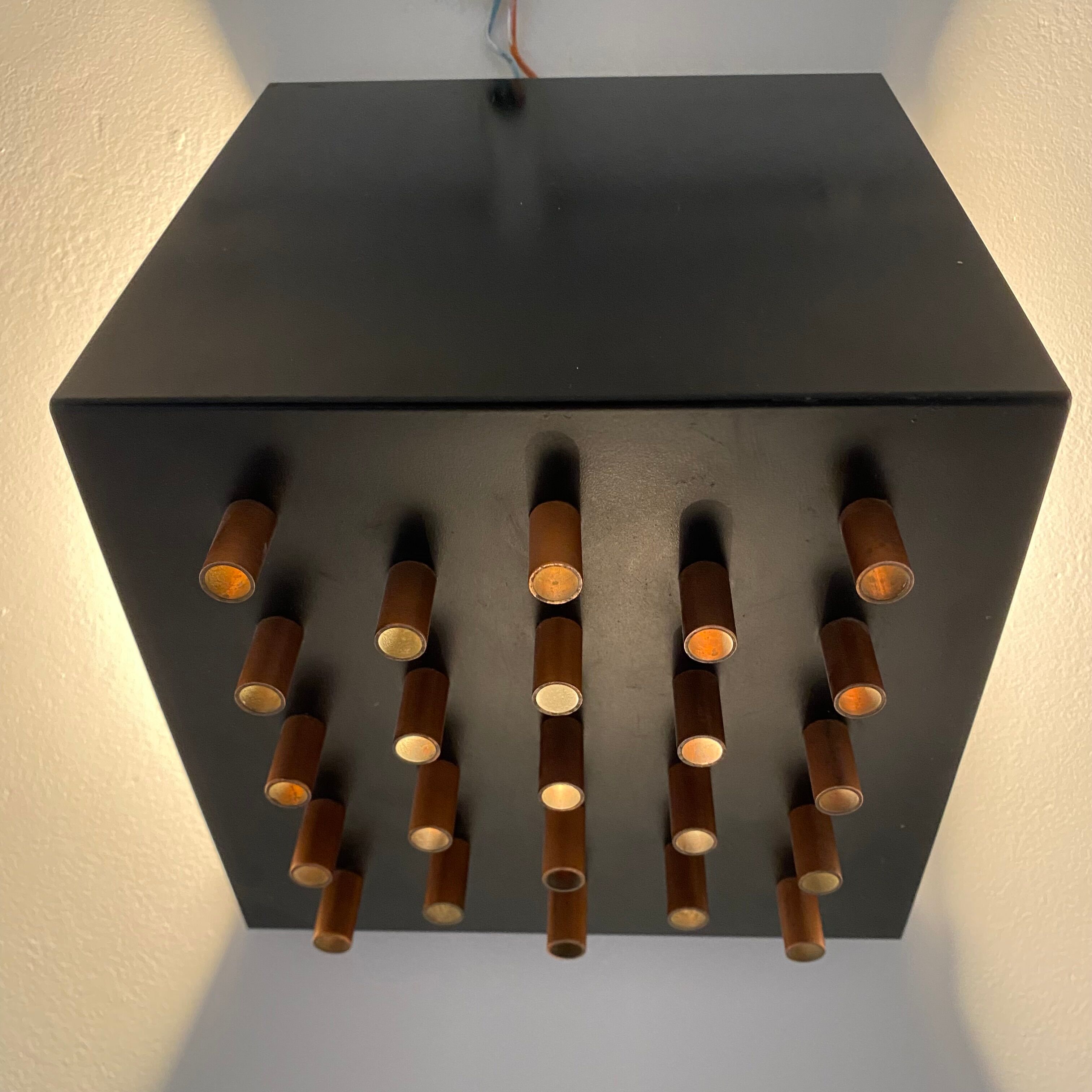 Applies "Chiaroscuro" by Raak. 1962