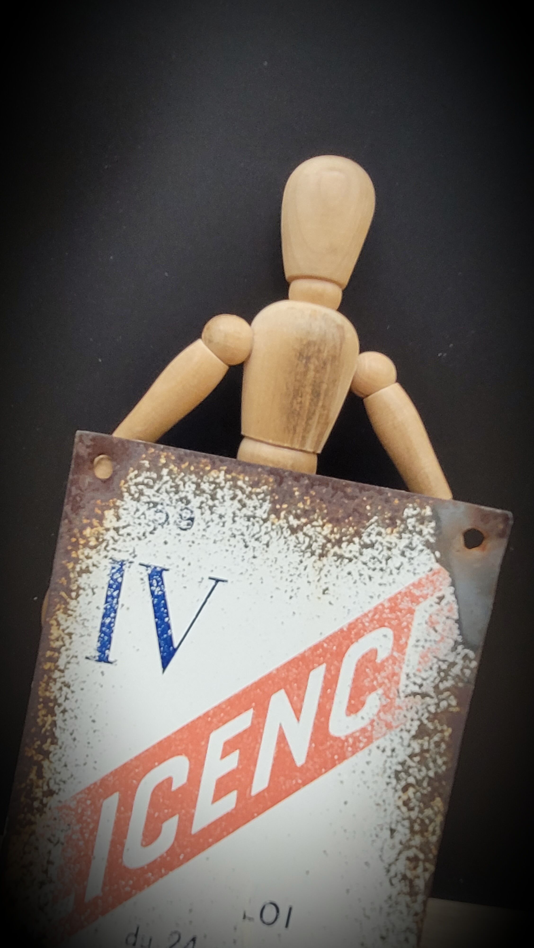 License IV enamelled plate