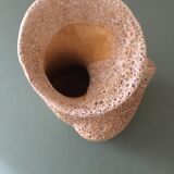 Vase en céramique avec glaçure jaune moutarde volcanique sur une base blanche