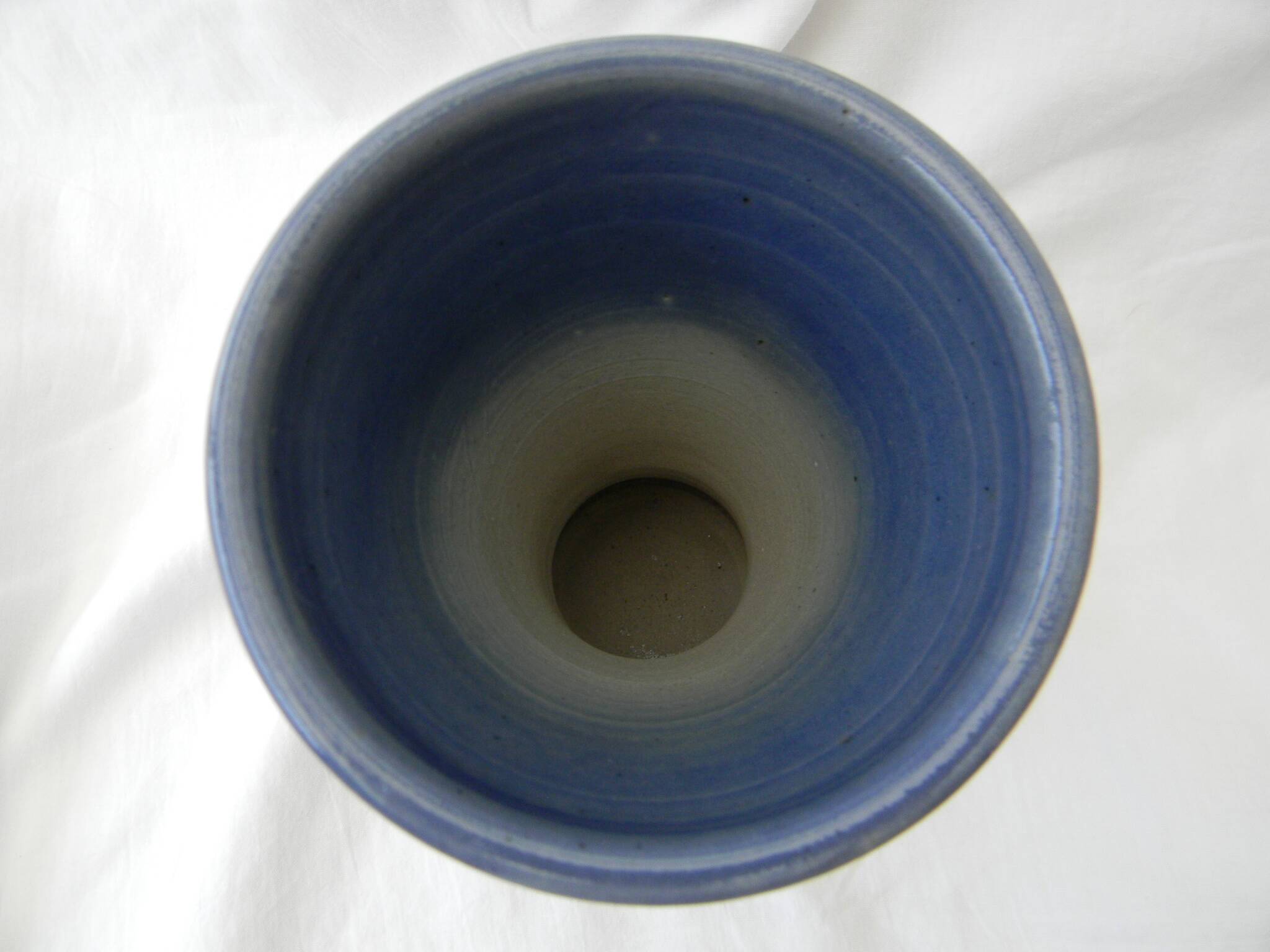 Vase bleu en grès vernissé  de ST AMAND EN PUISAYE.  Signé Fabrice Normand.