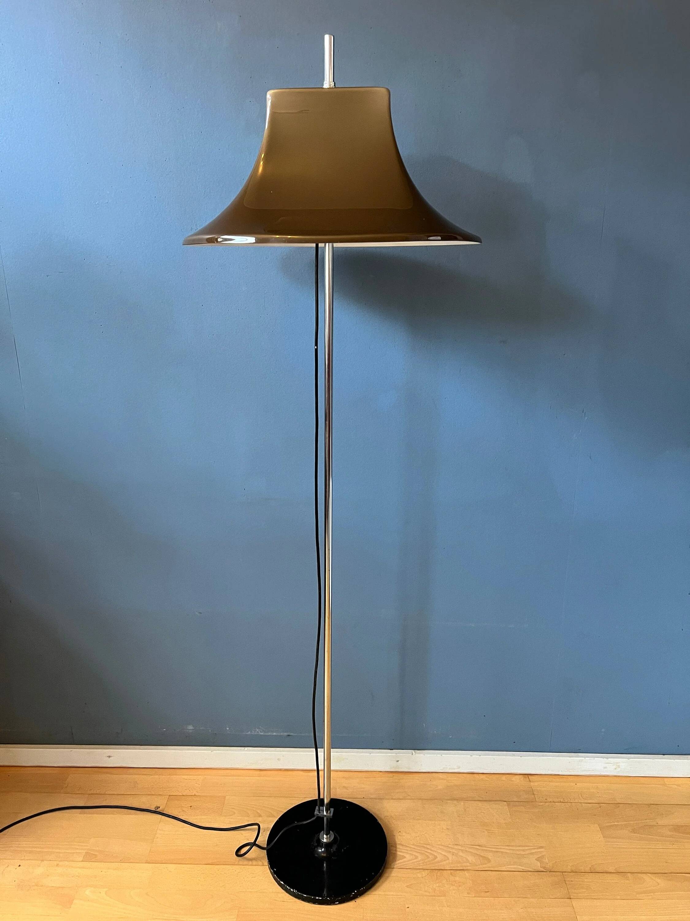 Space Age floor lamp by Willem Hagoort with a beige witch hat-shaped shade.