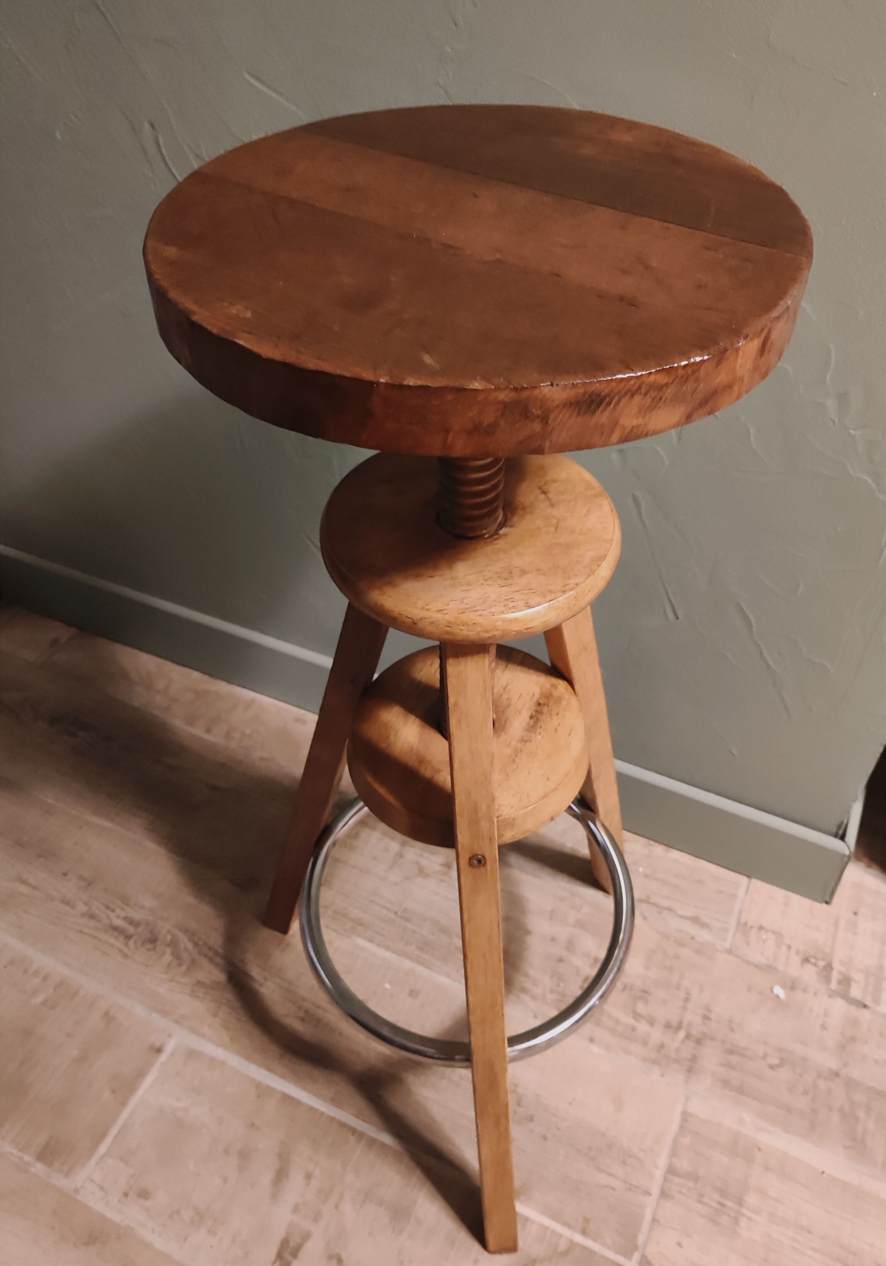 Wood stool with tripod screws