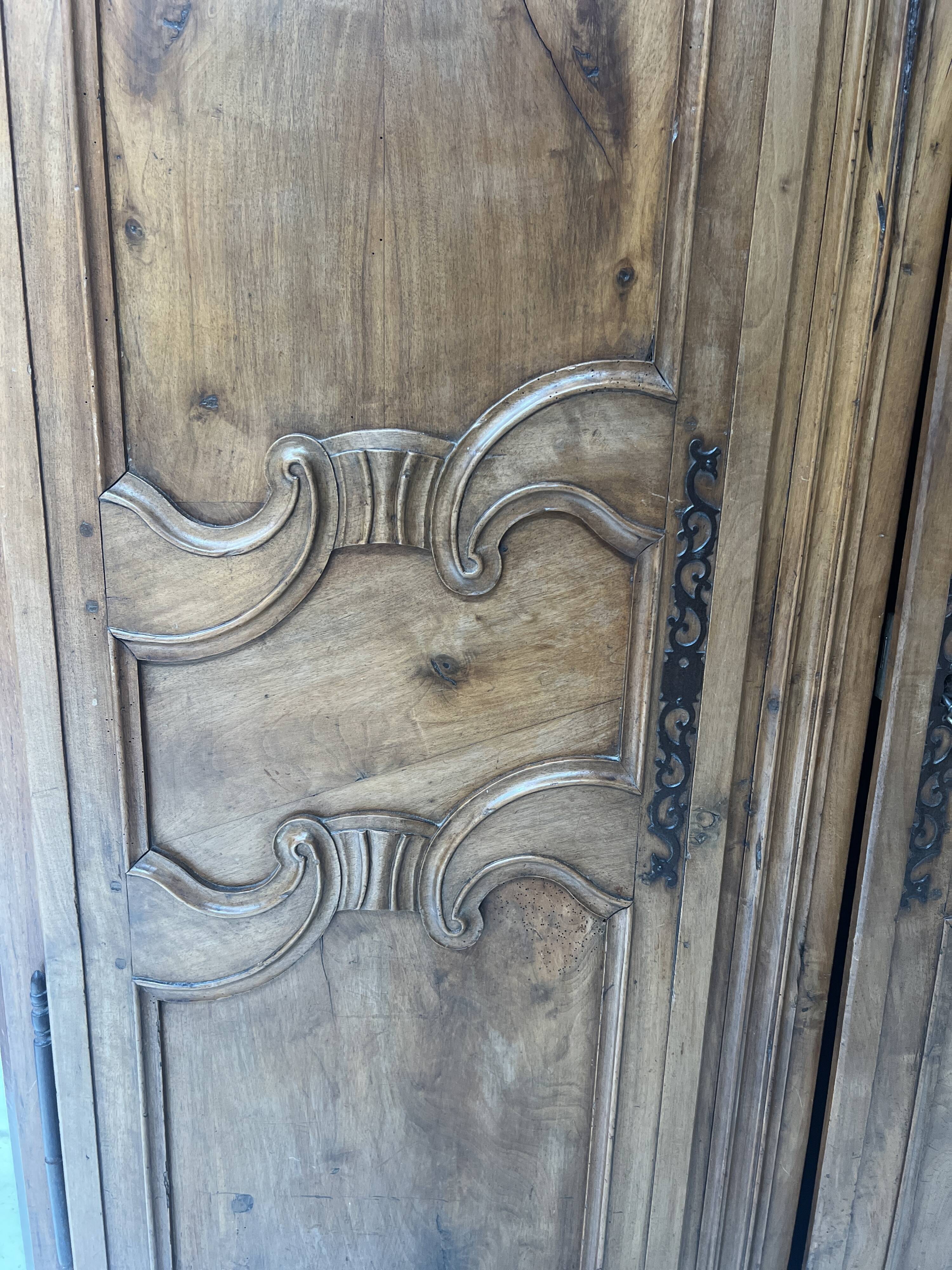 Armoire de style Louis XV en noyer massif XVIII siècle