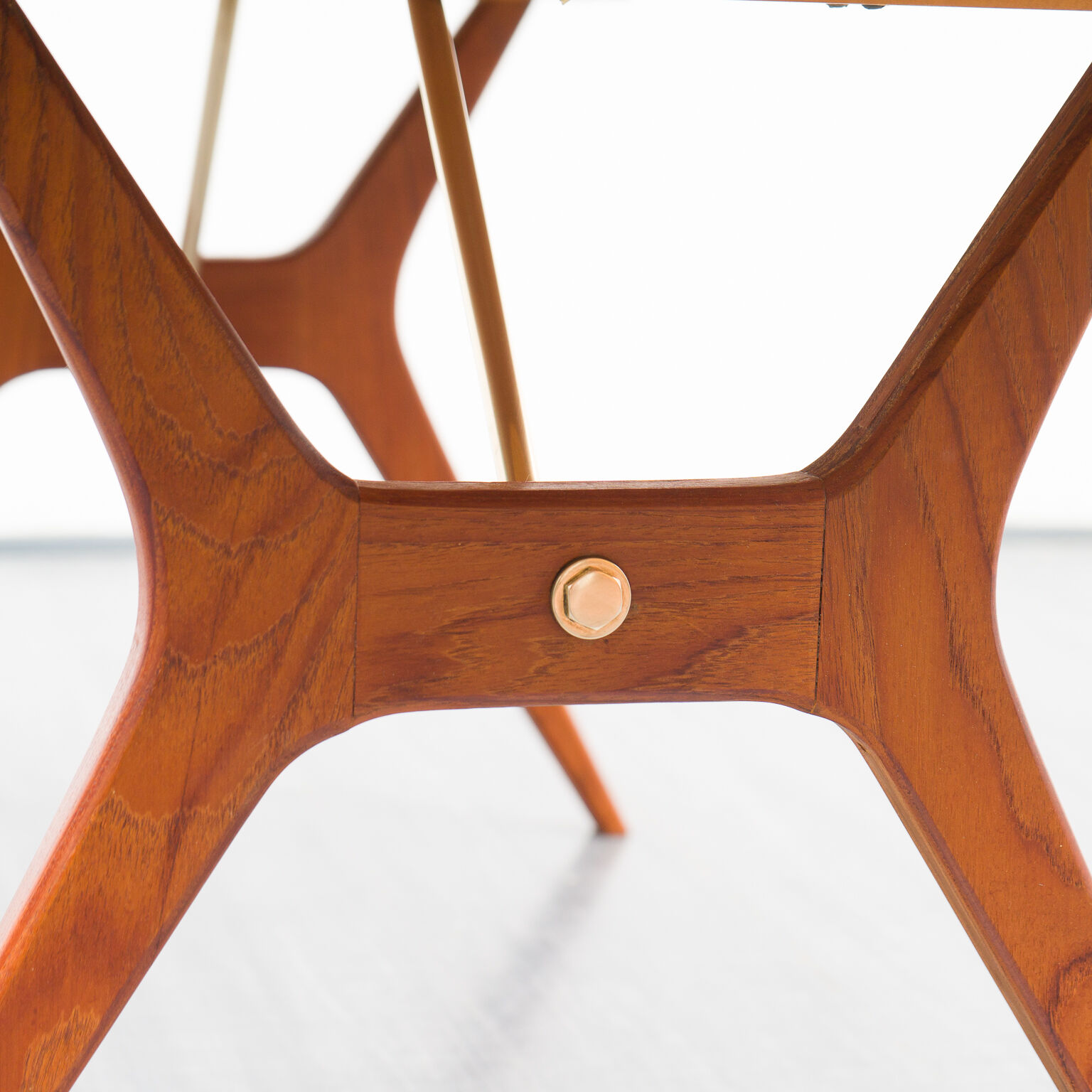 Table vintage en teck, pieds ciseaux