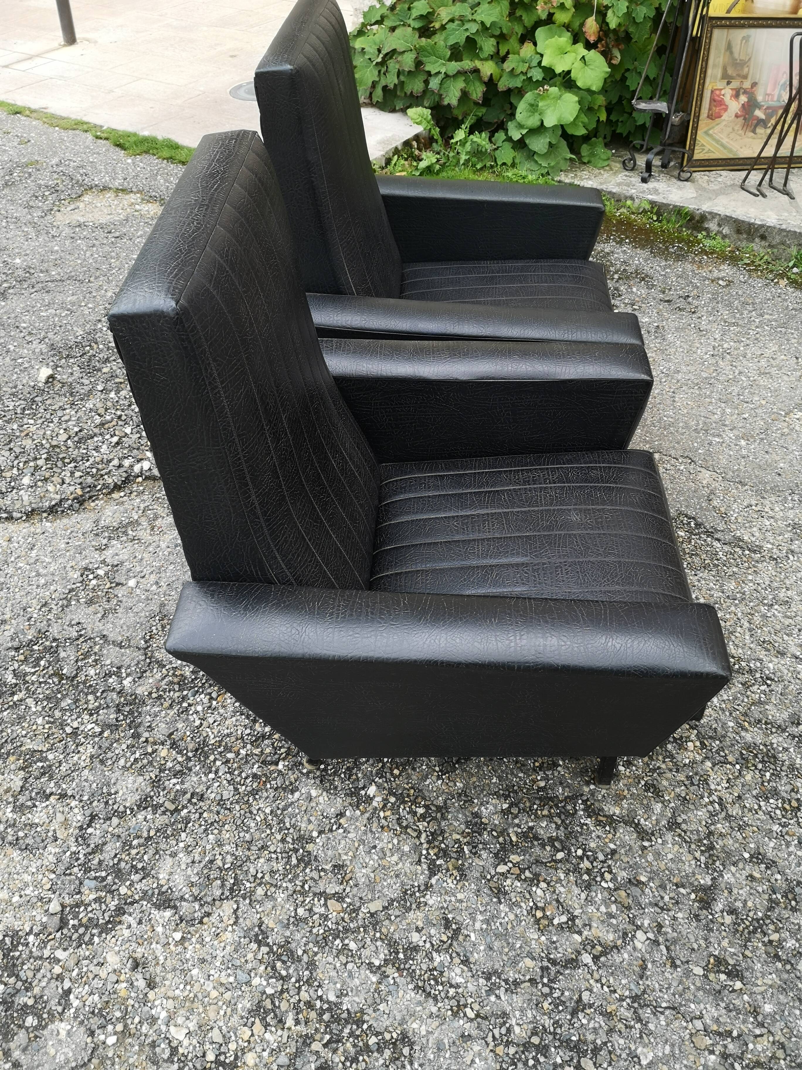 Paire de fauteuils skaï années 60