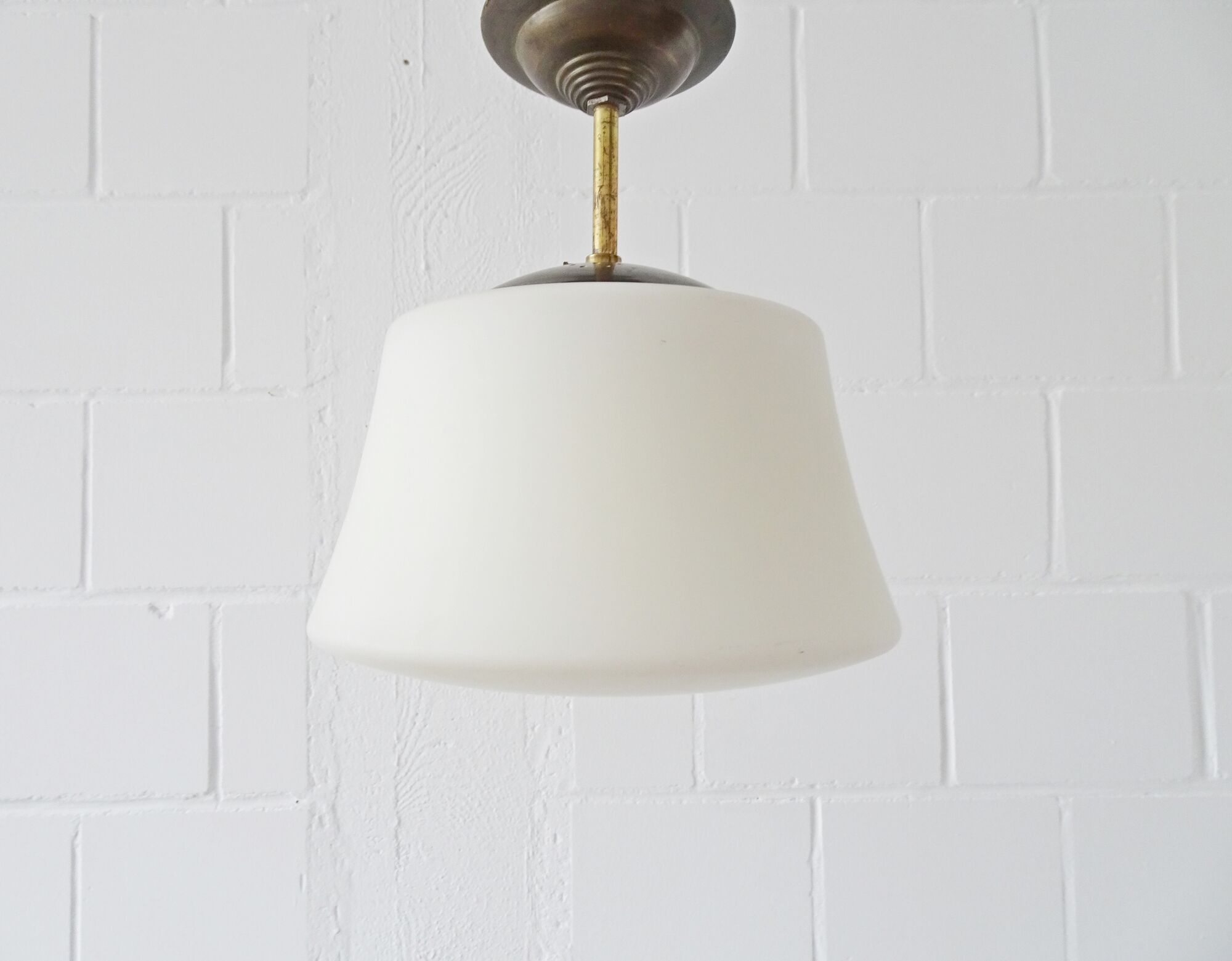 Suspension Bauhaus en verre opal et laiton