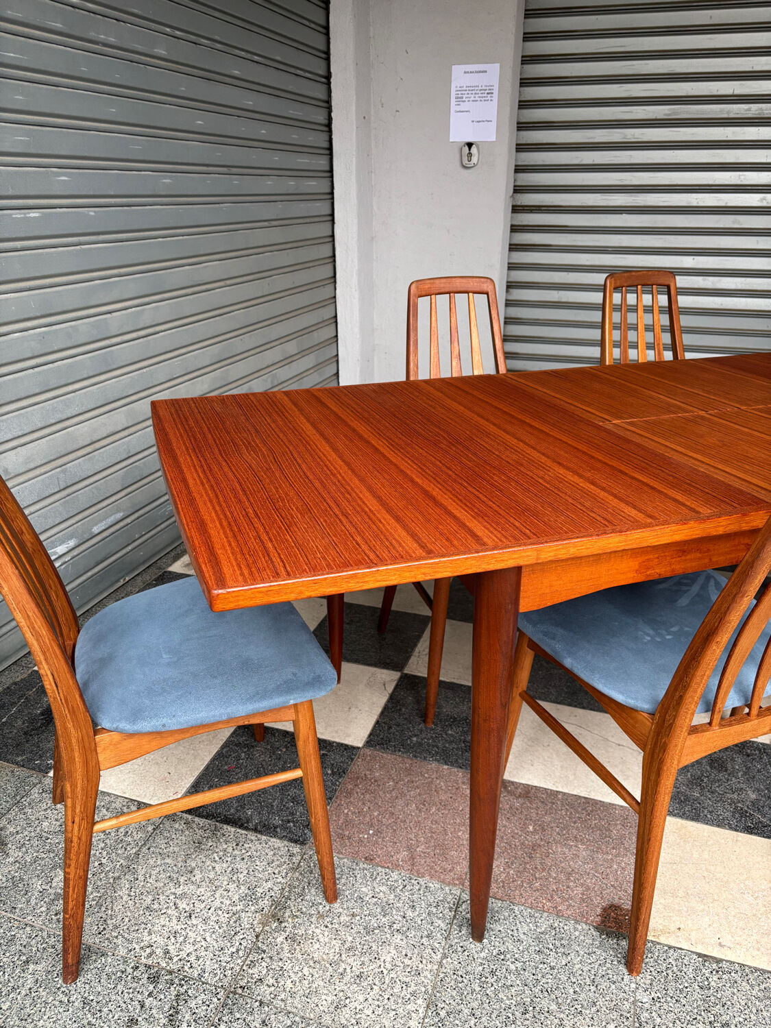 Extendable teak table