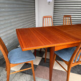 Extendable teak table