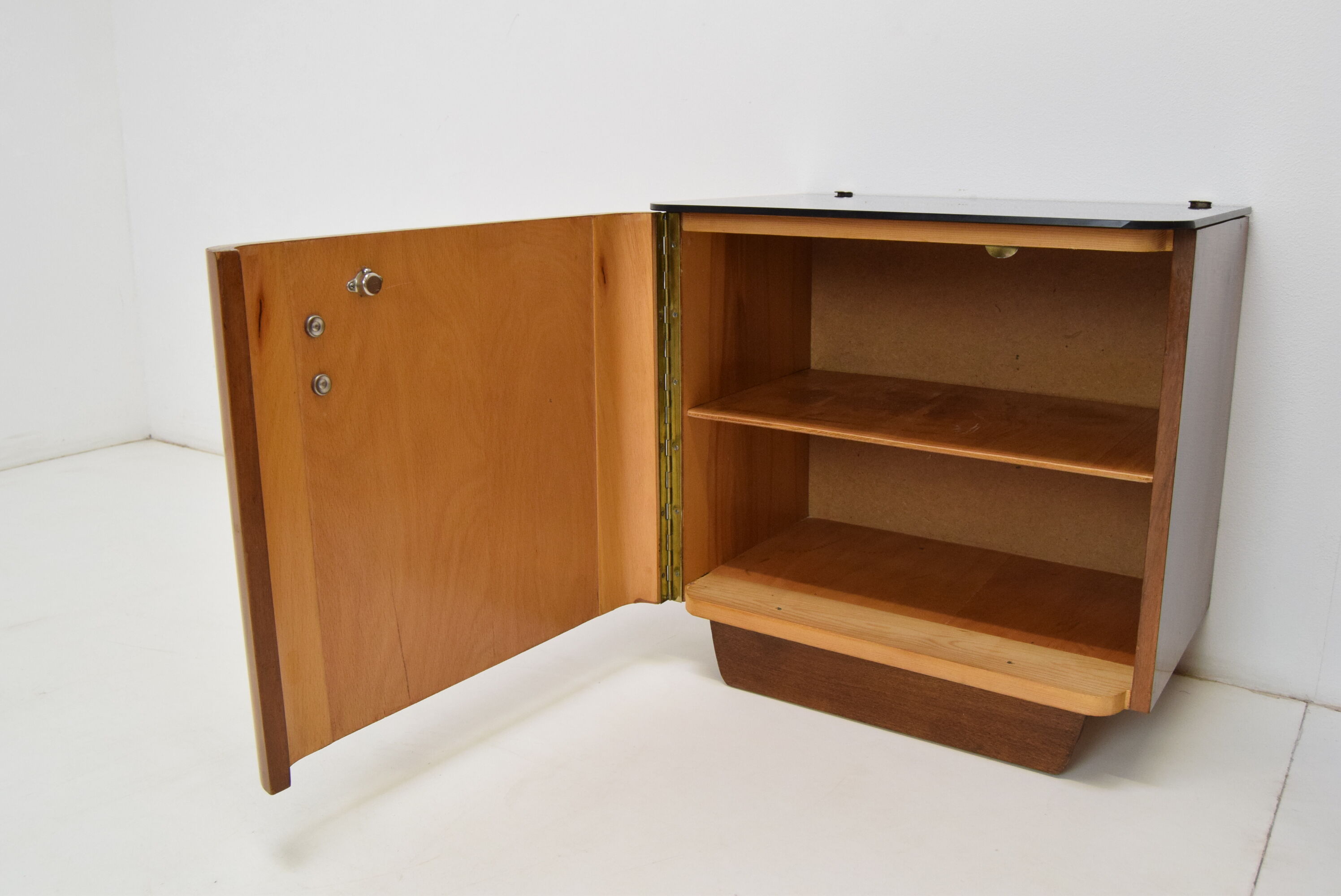 Paire de tables de nuit conçues par Jindrich Halabala, années 1950.