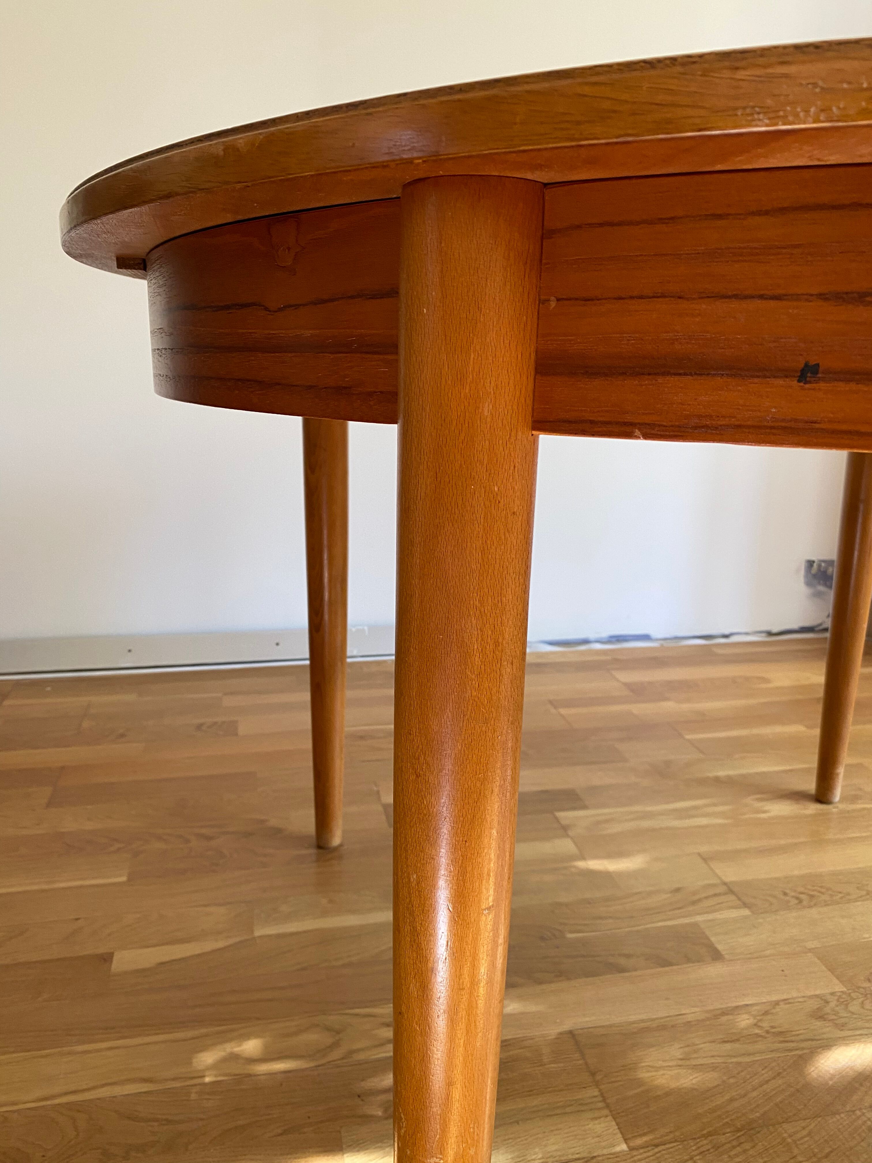 Extendable teak round table