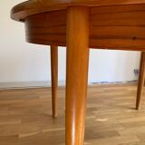 Extendable teak round table