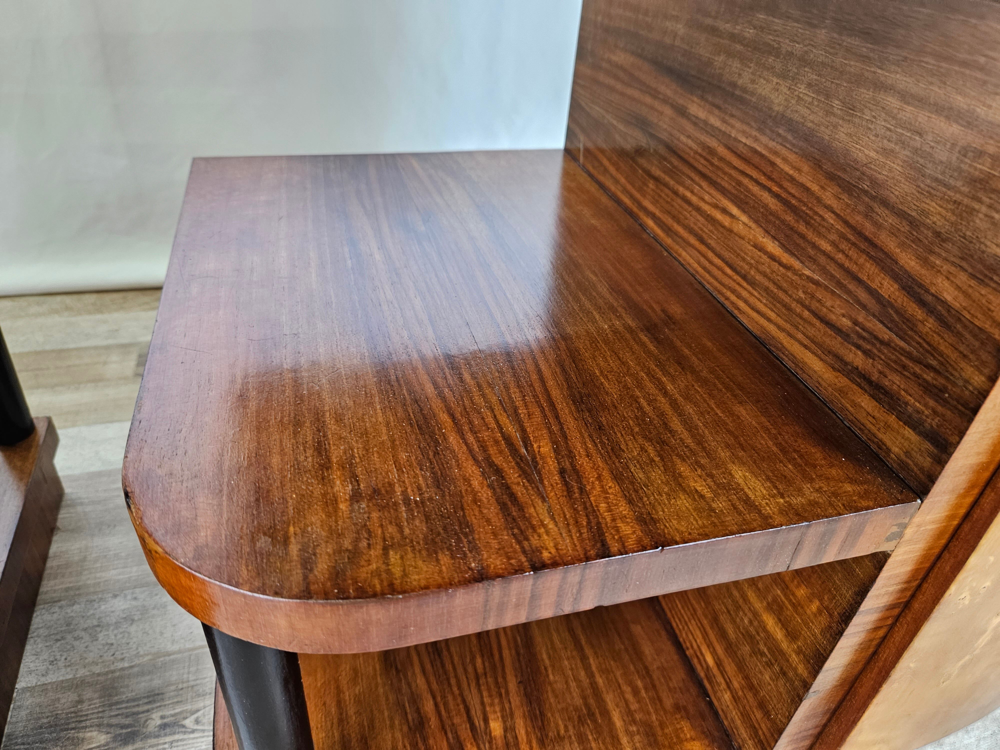 Pair of Art Decò bedside tables in walnut and thuja