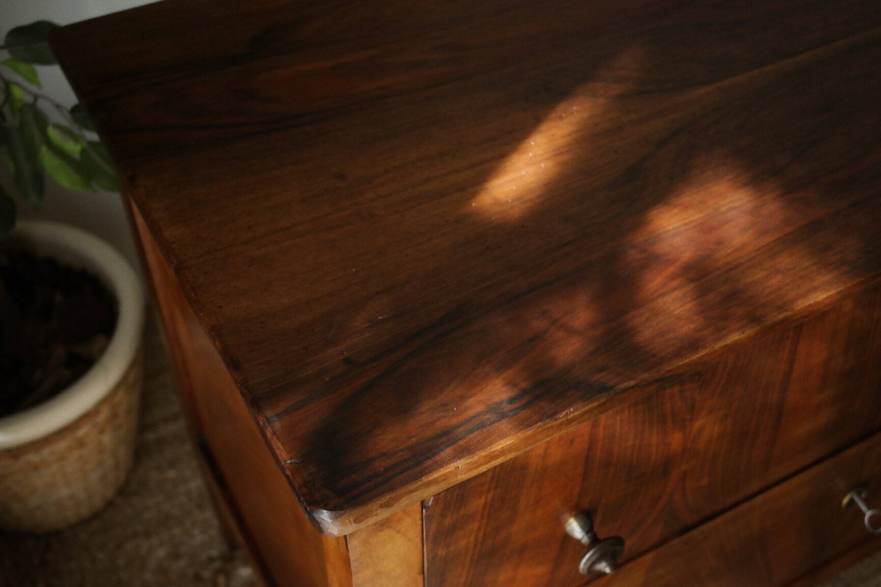 Commode basse en noyer, XXème