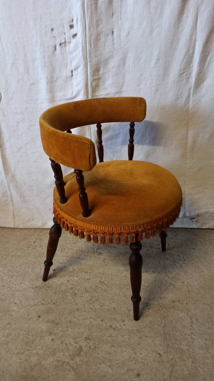 Chaise de chambre en velours ocre et pompons