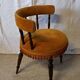 Chaise de chambre en velours ocre et pompons