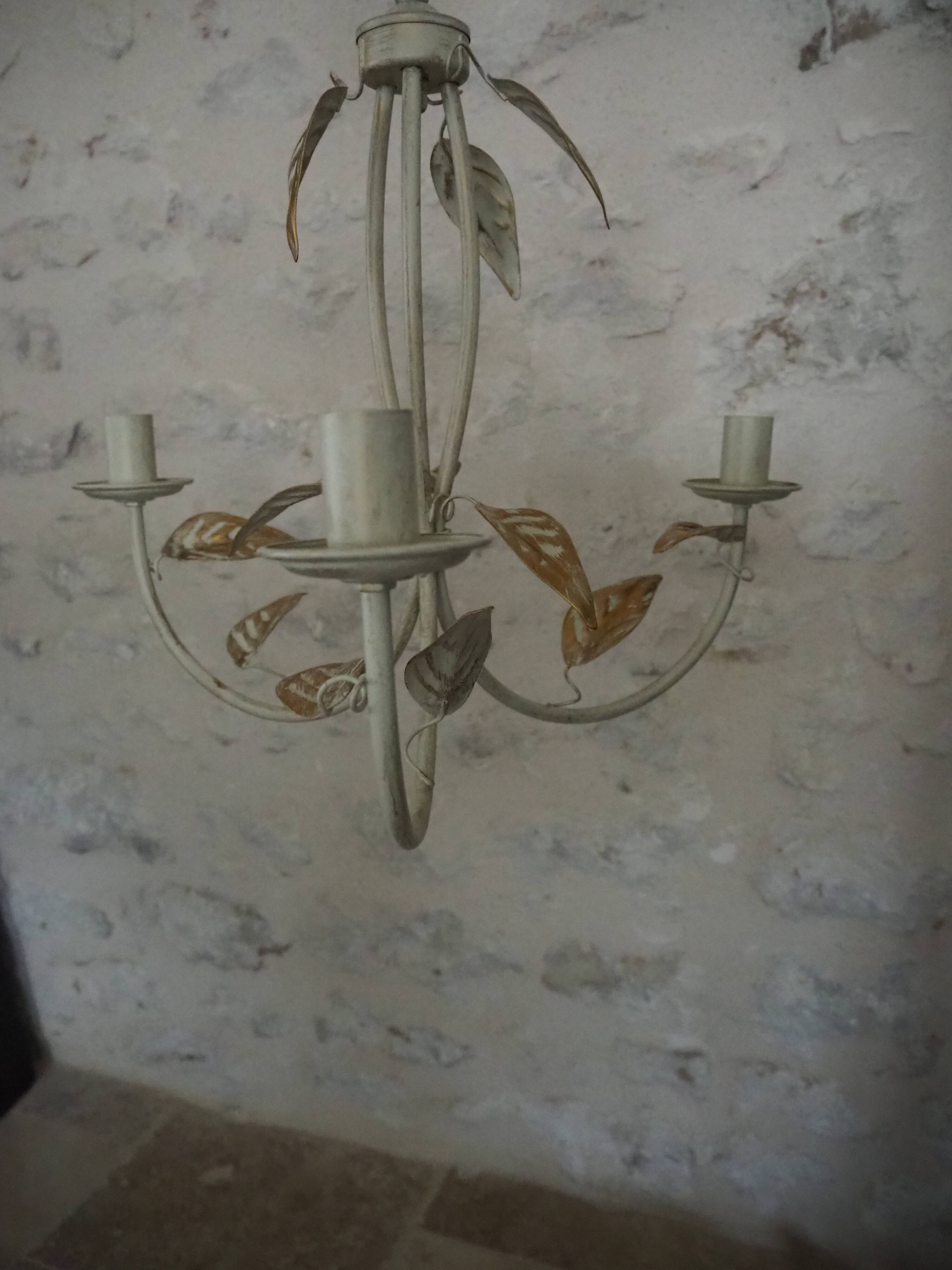 3-light pendant light in off-white color, gold edging and gold leaves