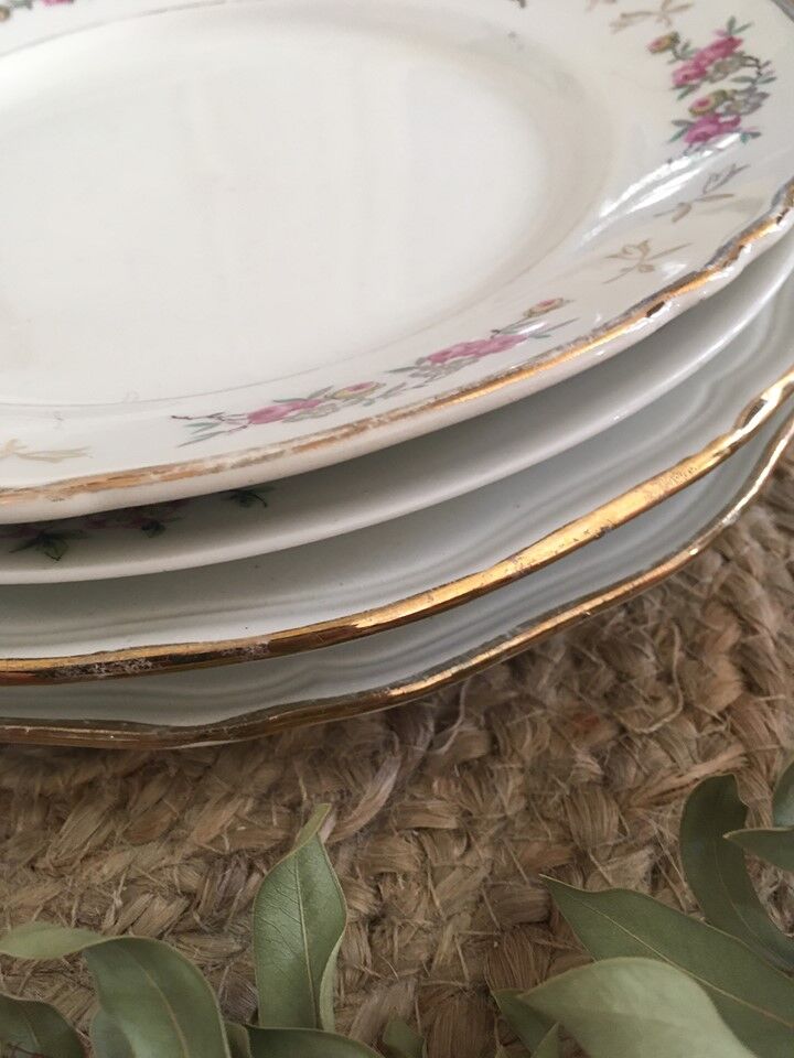 Six flat plates with flowers