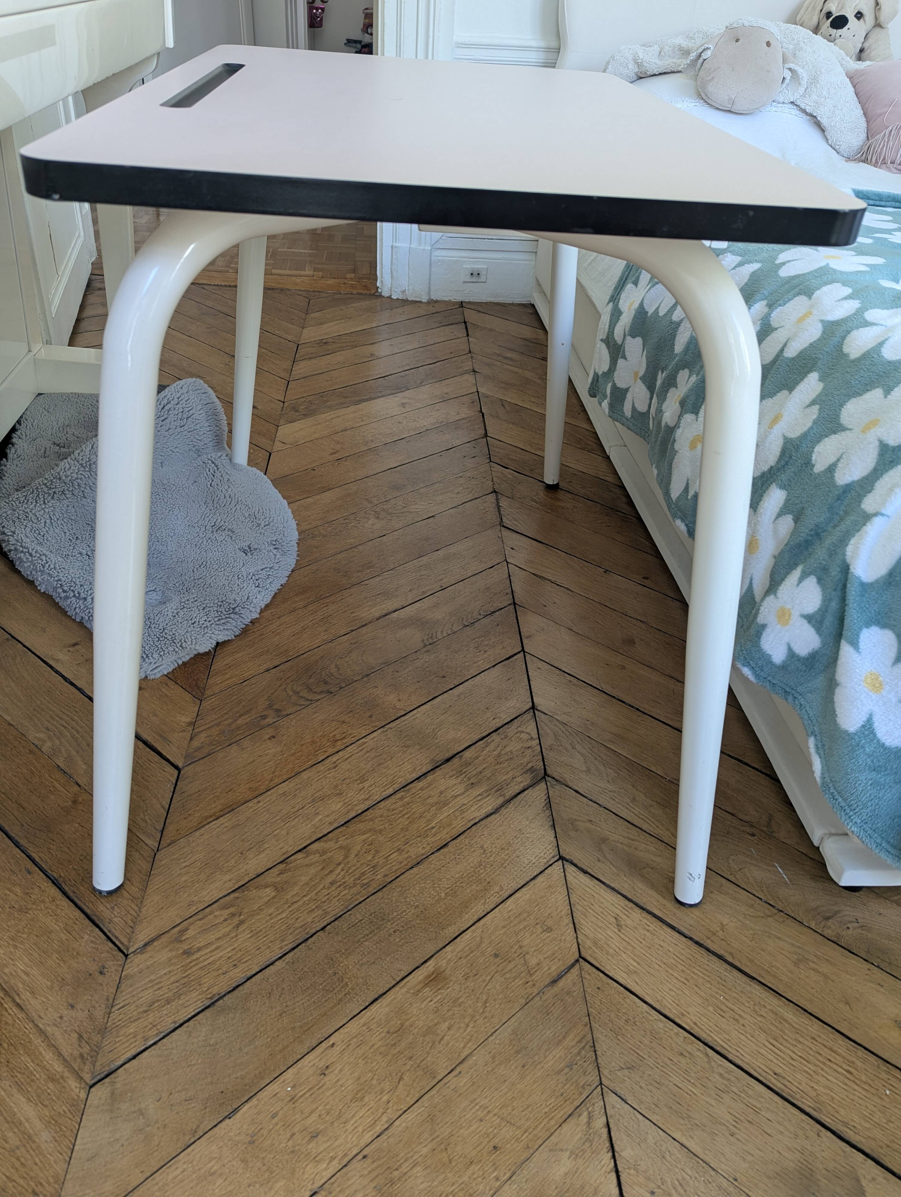 Desk "les Gambettes" in excellent condition.
