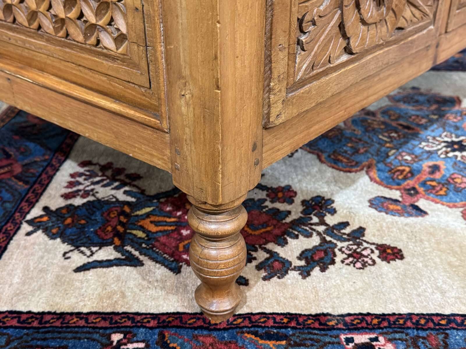 Teak coffee table, Indian craftsmanship from the 1970s.