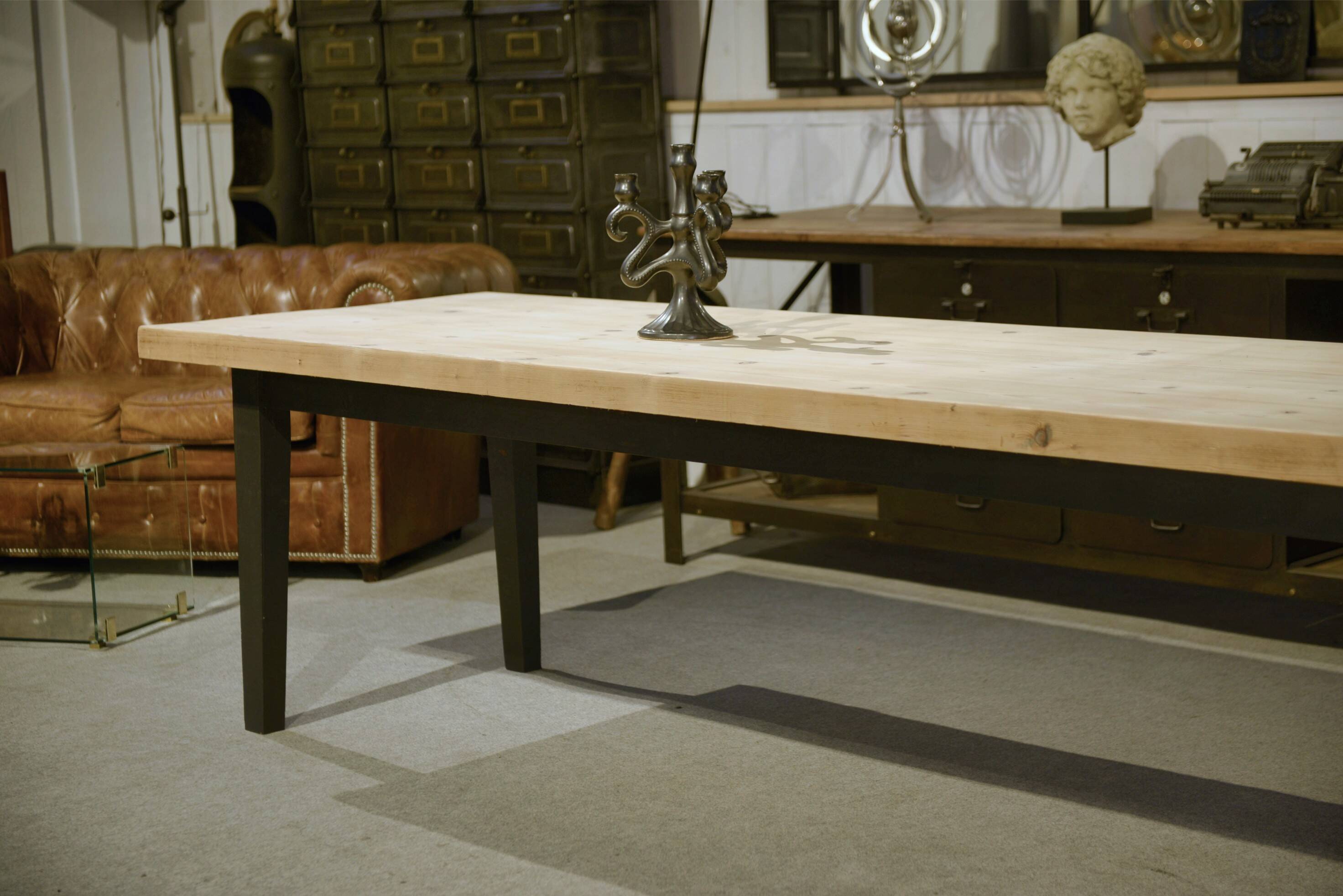 Large farmhouse table in pine from the 20th century.