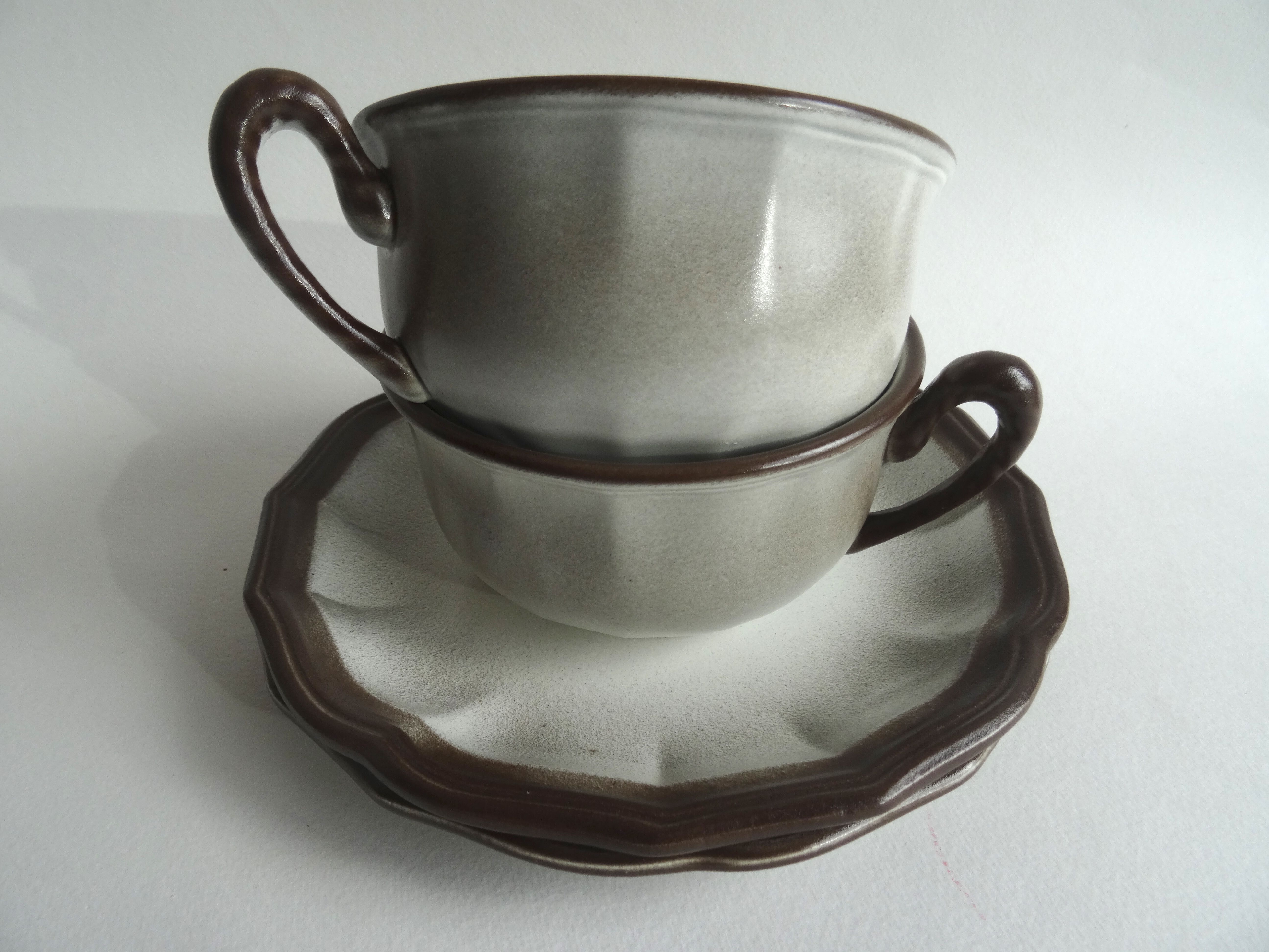 2 salins tea cups