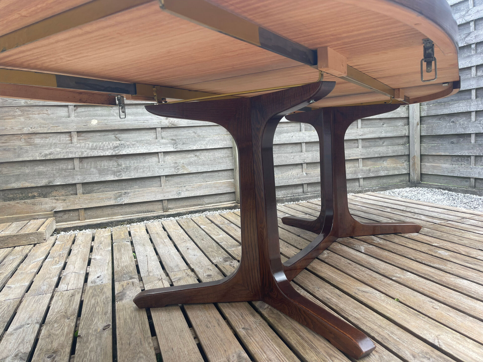 Extendable oval table Baumann, for up to 12 place settings.