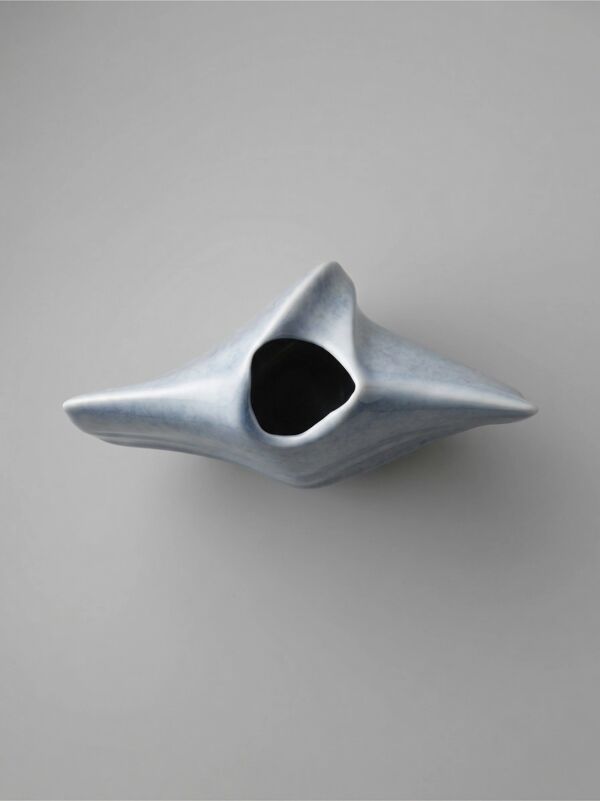 Vase en porcelaine Virebent – décor paysage bleu – soliflore design – fabrication française – 13 cm