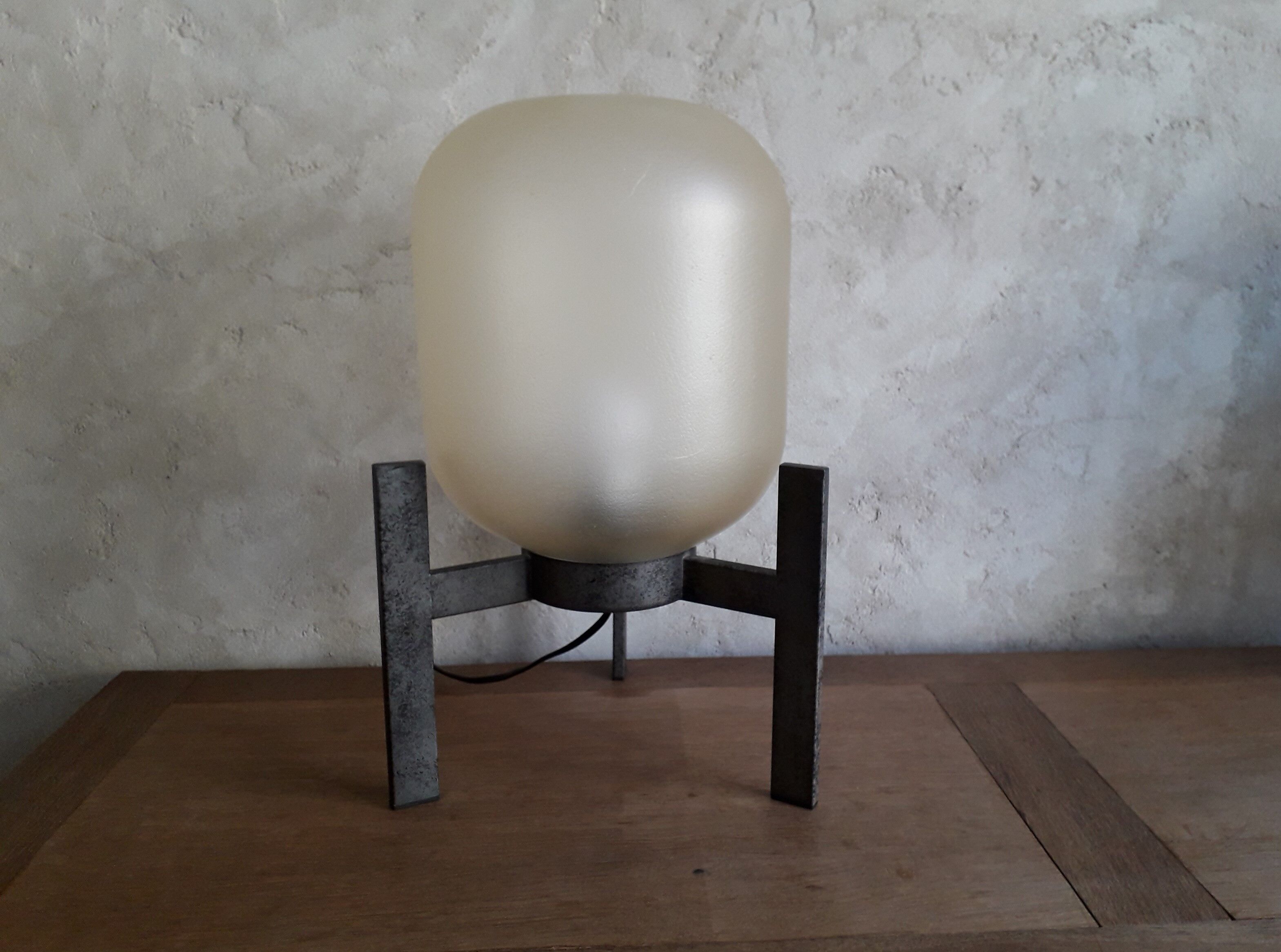 Tripod table lamp