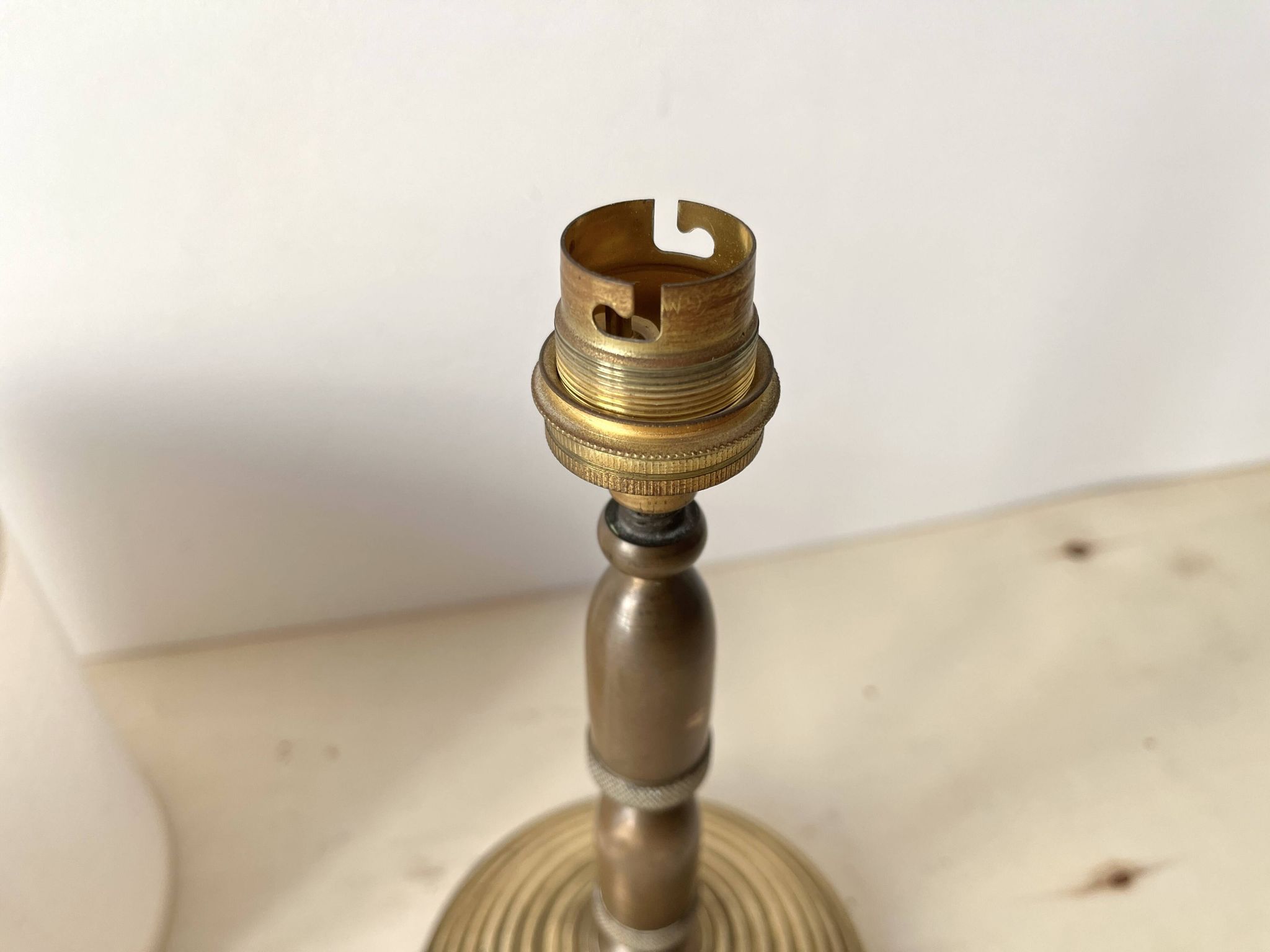 Lampe en bronze "glands" années 50, luminaire naturaliste vintage