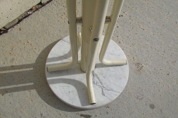 70s coat-carrying parrot