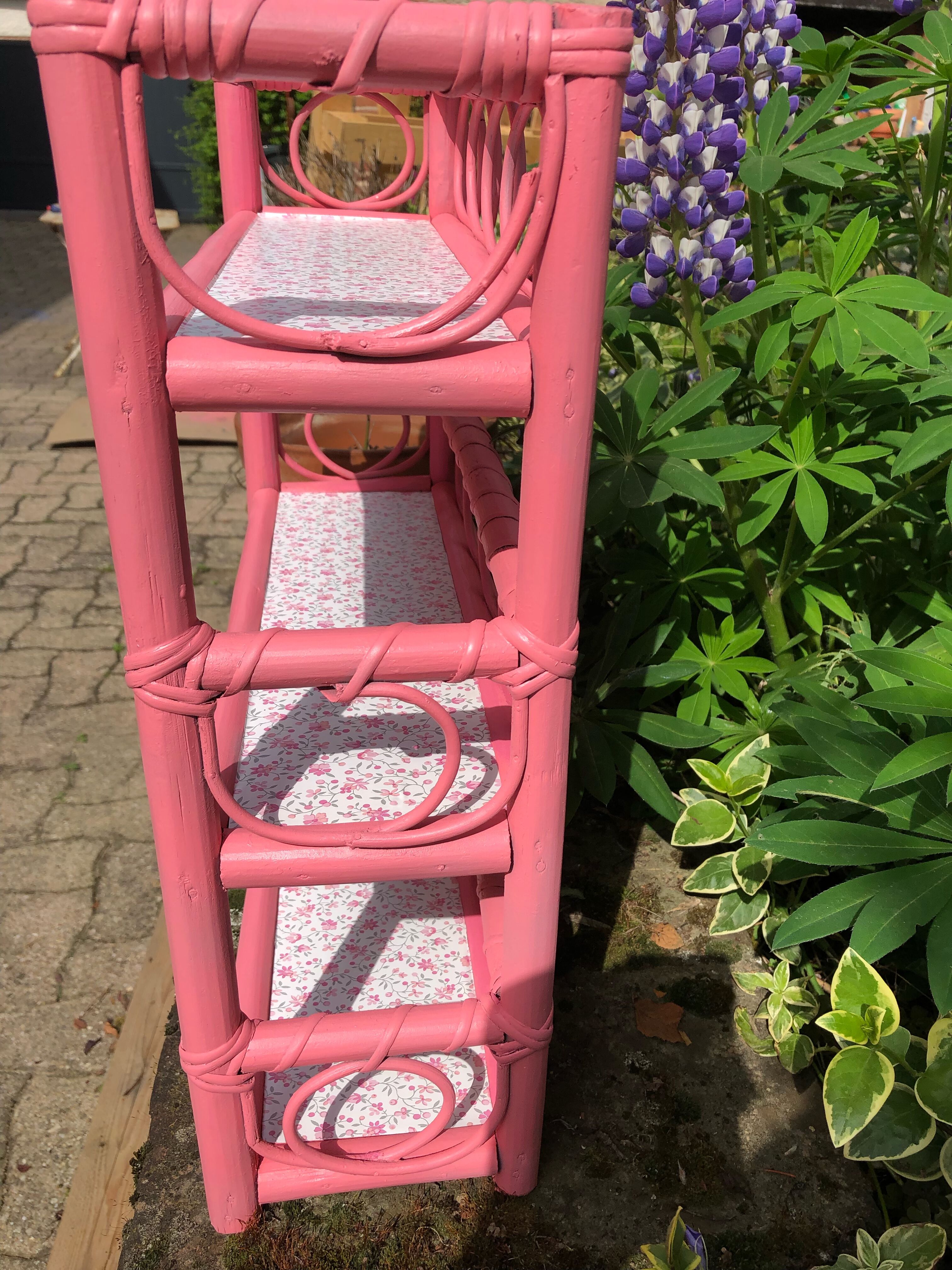 Etagere en rotin rose