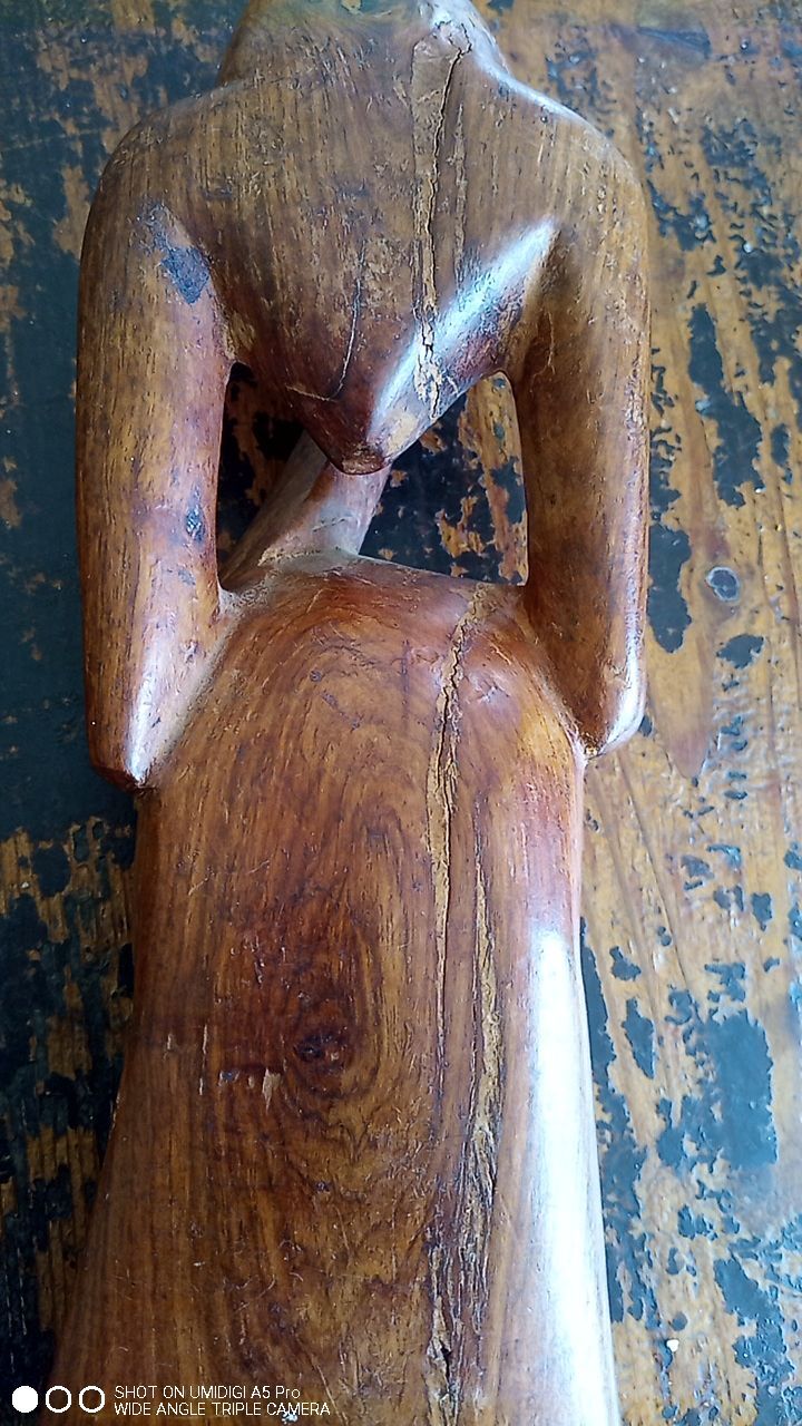 Sculpture sur bois maurice tavernier (1926 - 2018) homme assis 27,5 x 11,5 cm