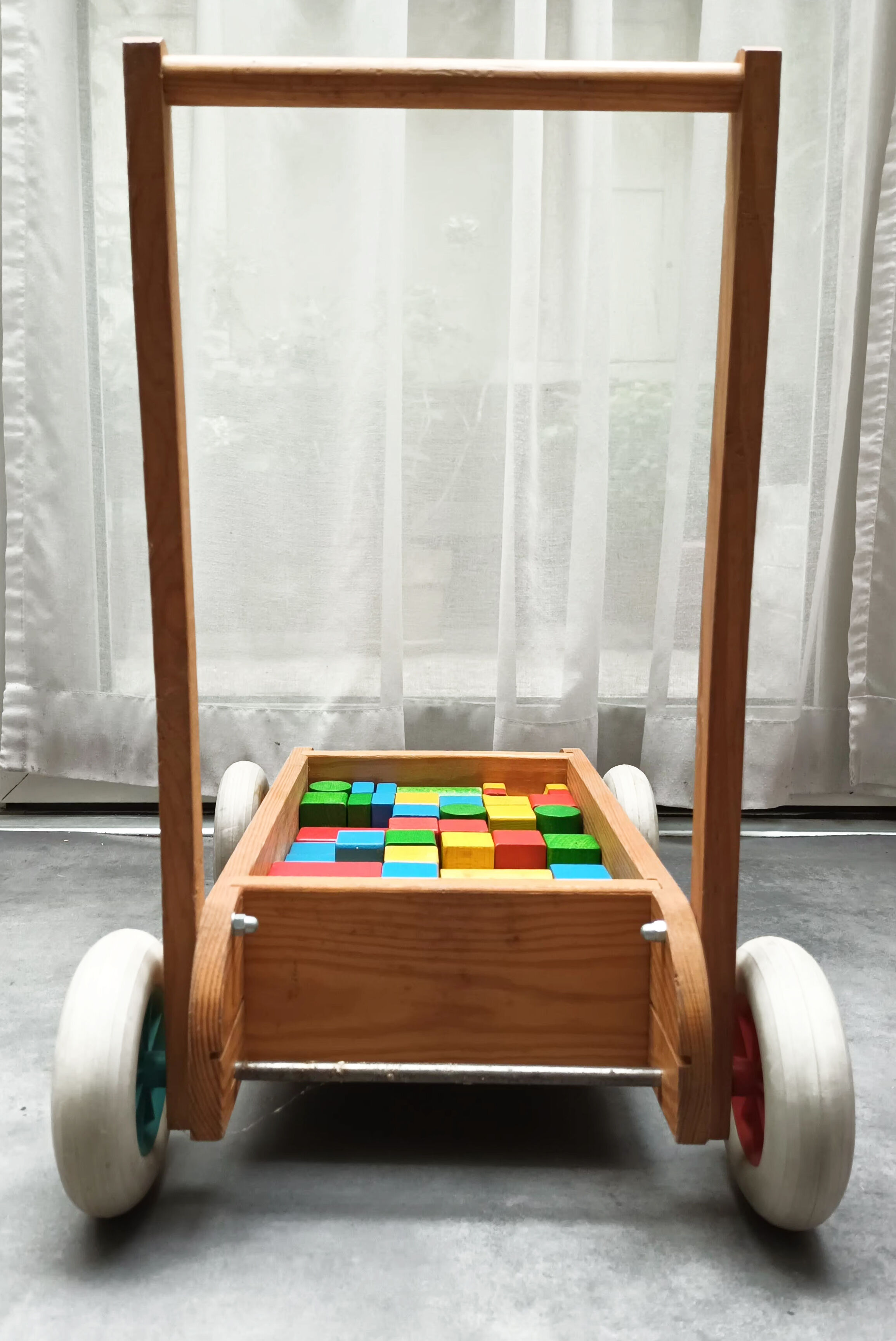 Walking trolley with multicolored wooden cubes