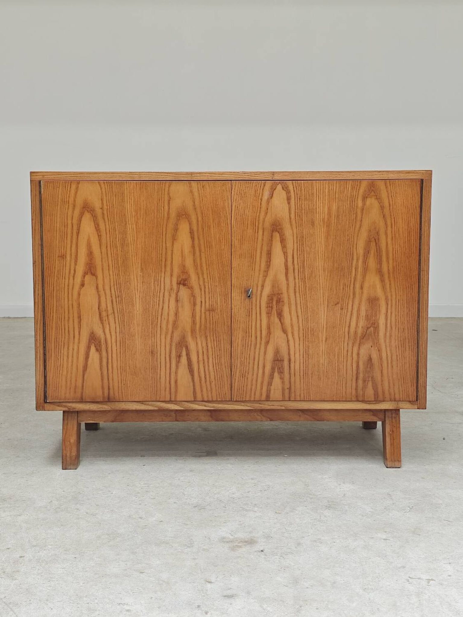 Petit buffet bas deux portes  par Frantisek Jirak chêne 1960