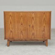 Petit buffet bas deux portes  par Frantisek Jirak chêne 1960