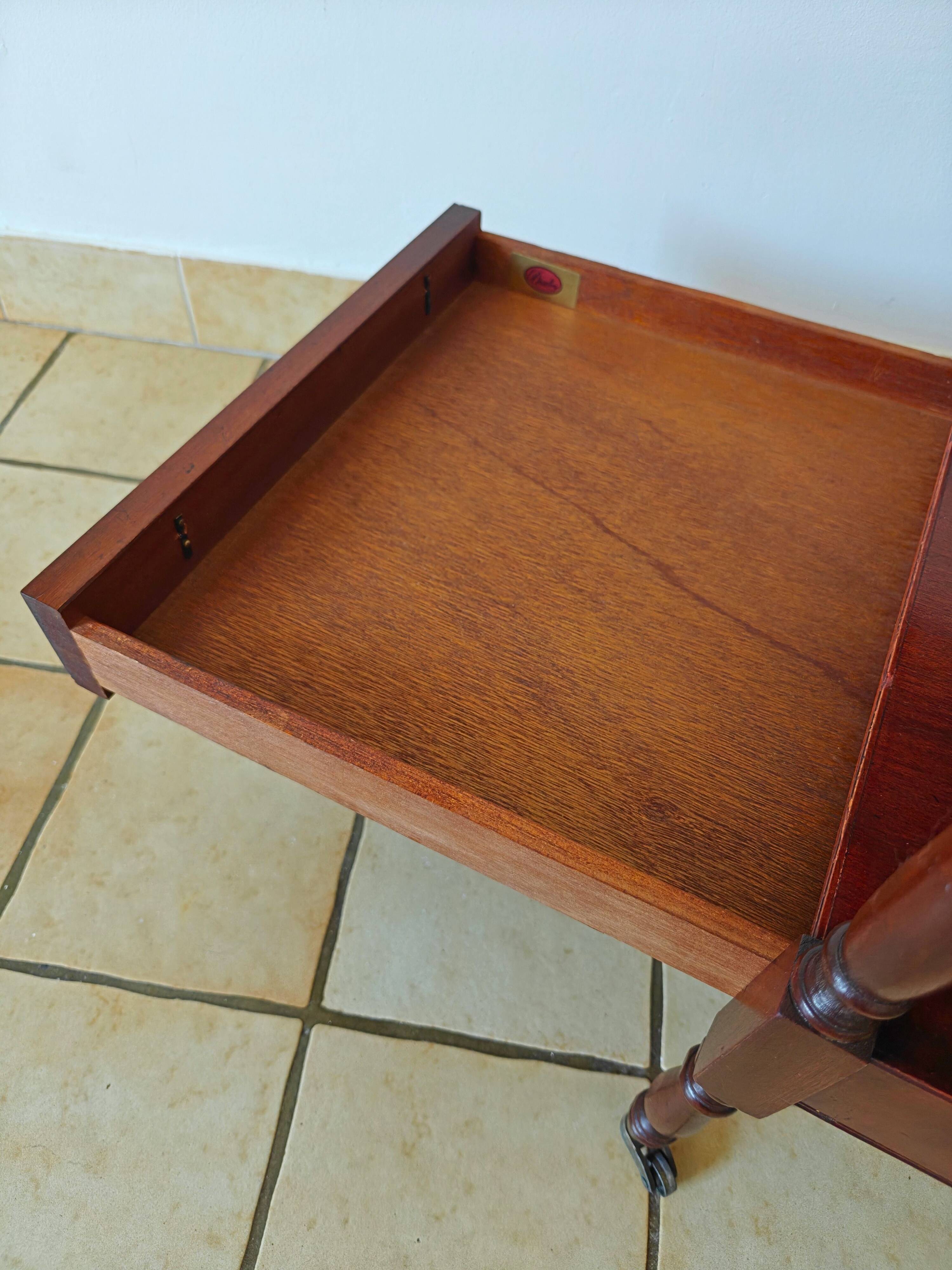 Table d'appoint en if par Bradley England