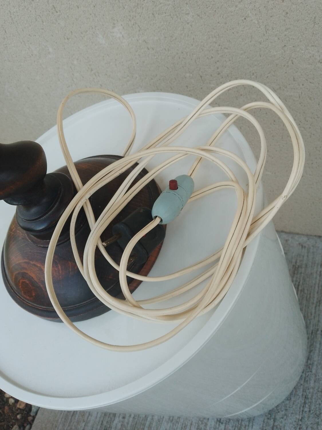 Lampe de chevet en bois tourné dans le style de Charles Dudouyt abat-jour