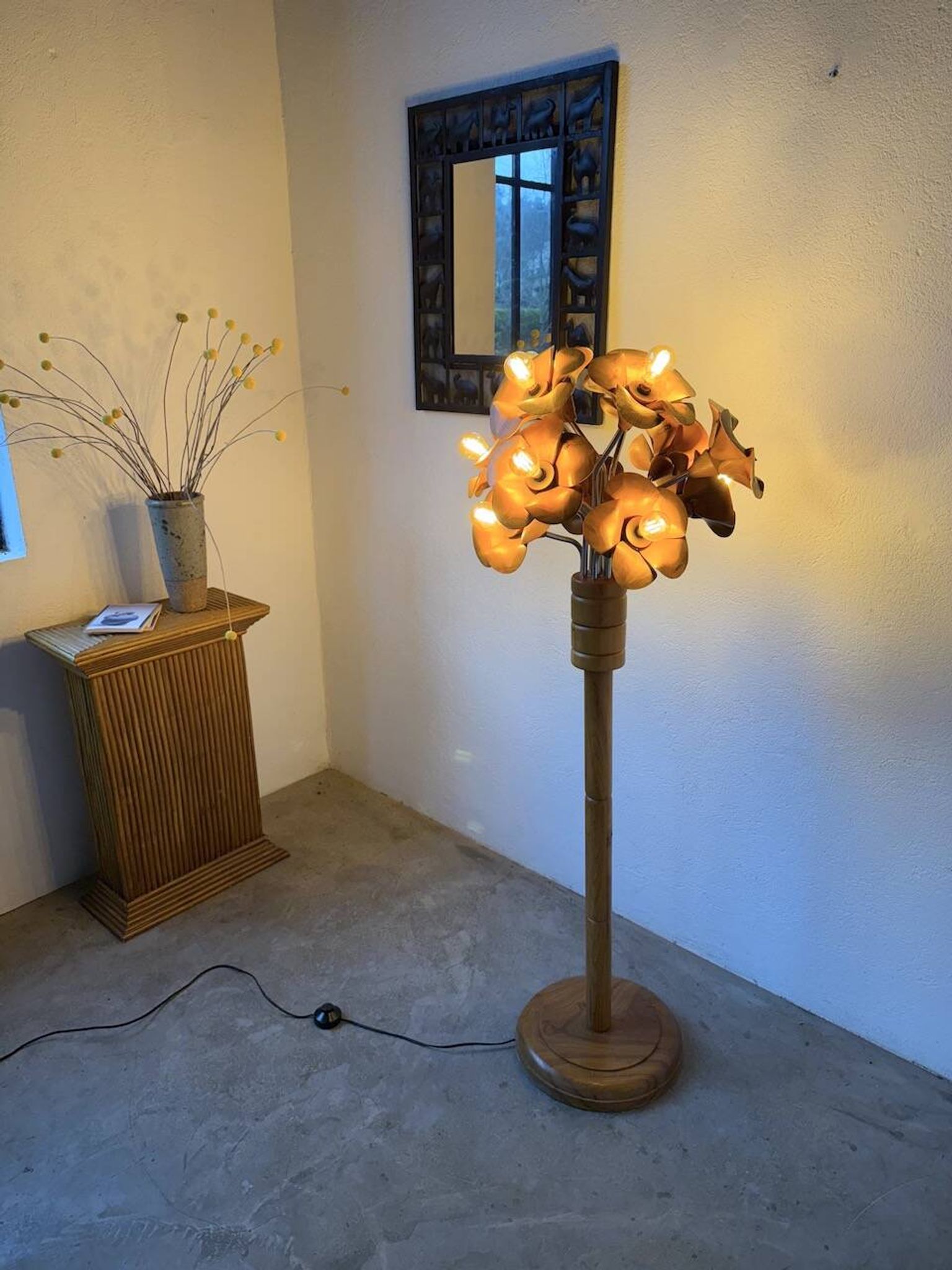 Lampadaire en orme motifs « fleurs », années 70