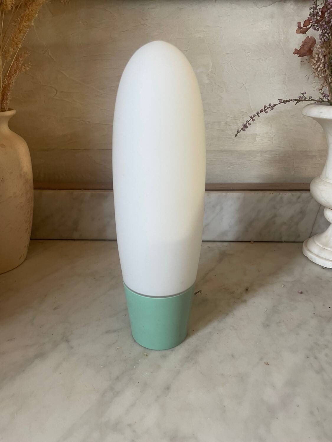 Opaline and Bakelite wall light from the 1950s.